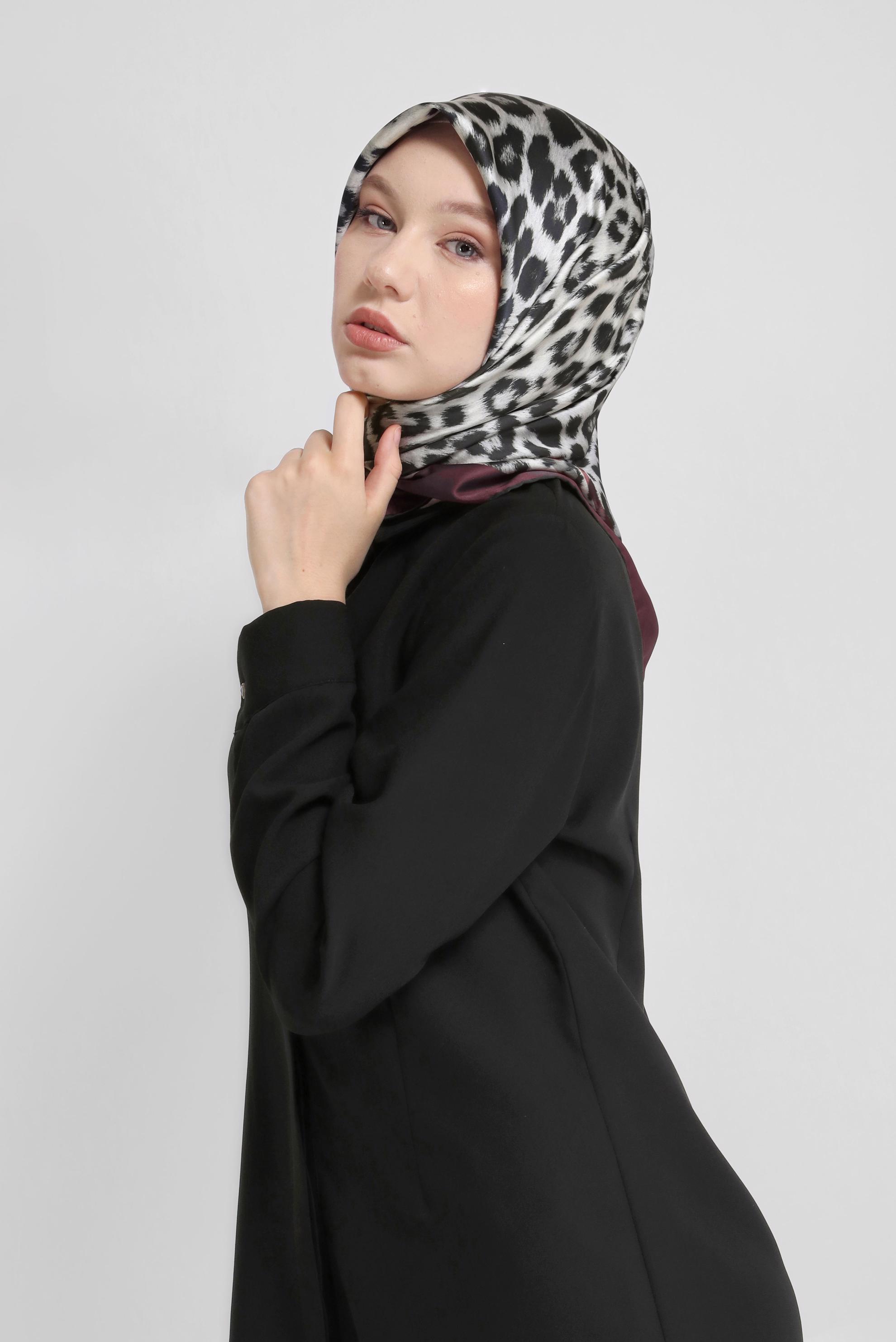 Vêtements hijab ROUGE BORDEAUX FOULARD HIJAB MOTIF LÉOPARD ALVİNA 8032