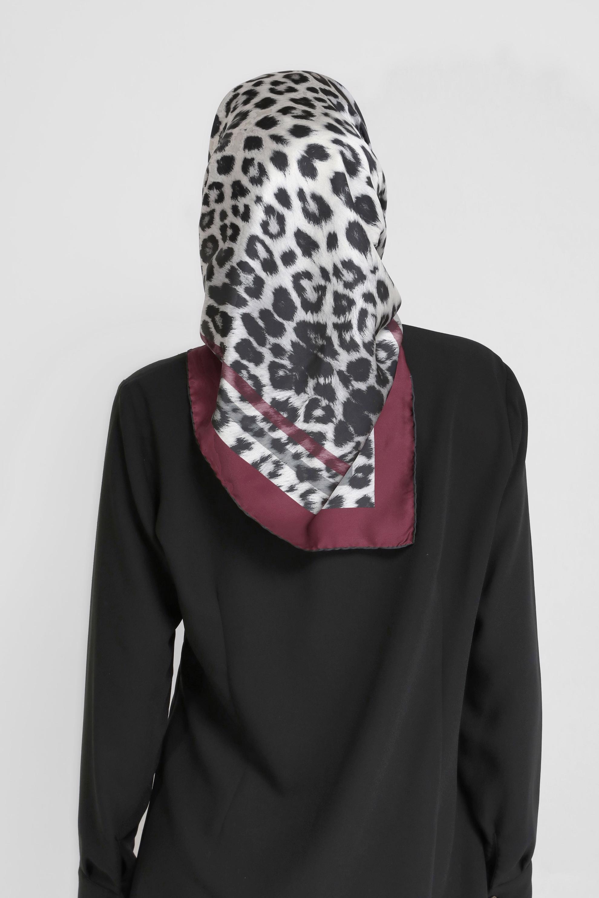 Vêtements hijab ROUGE BORDEAUX FOULARD HIJAB MOTIF LÉOPARD ALVİNA 8032