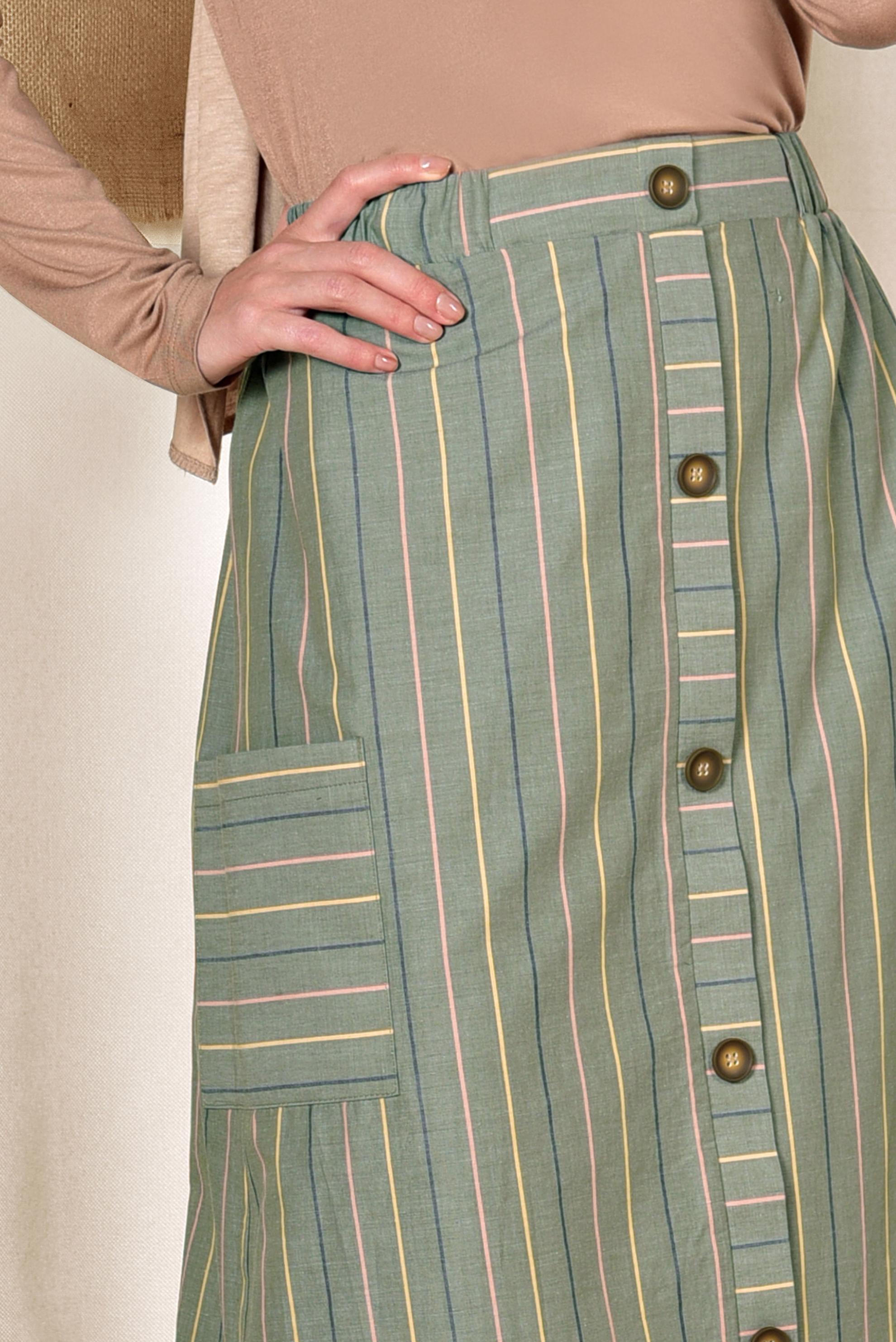 Tesettür giyim HAKİ ÇİZGİ DESENLİ VE ÖNDEN DÜĞMELİ ETEK 6341