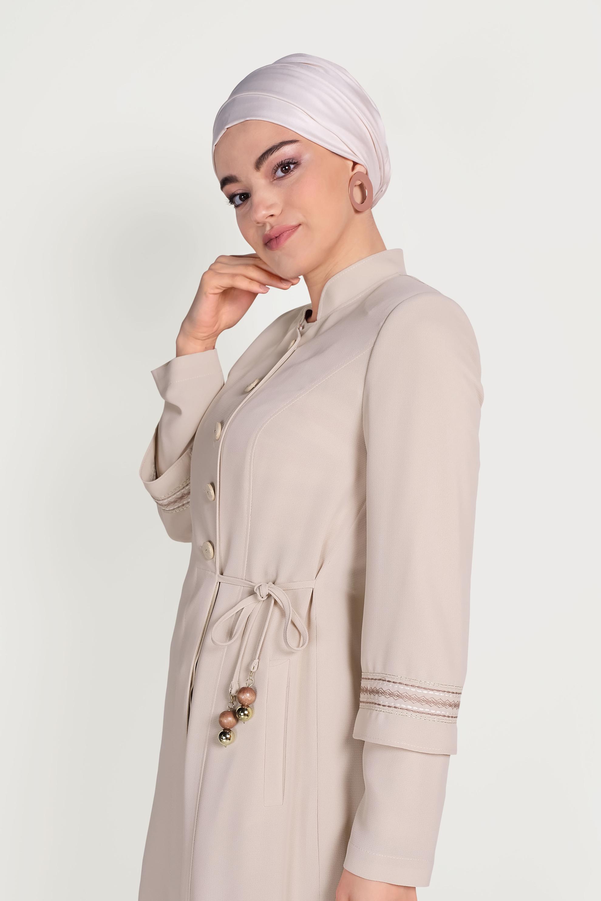 Tesettür giyim BEJ HAKİM YAKA NAKIŞLI PARDESÜ 10196 