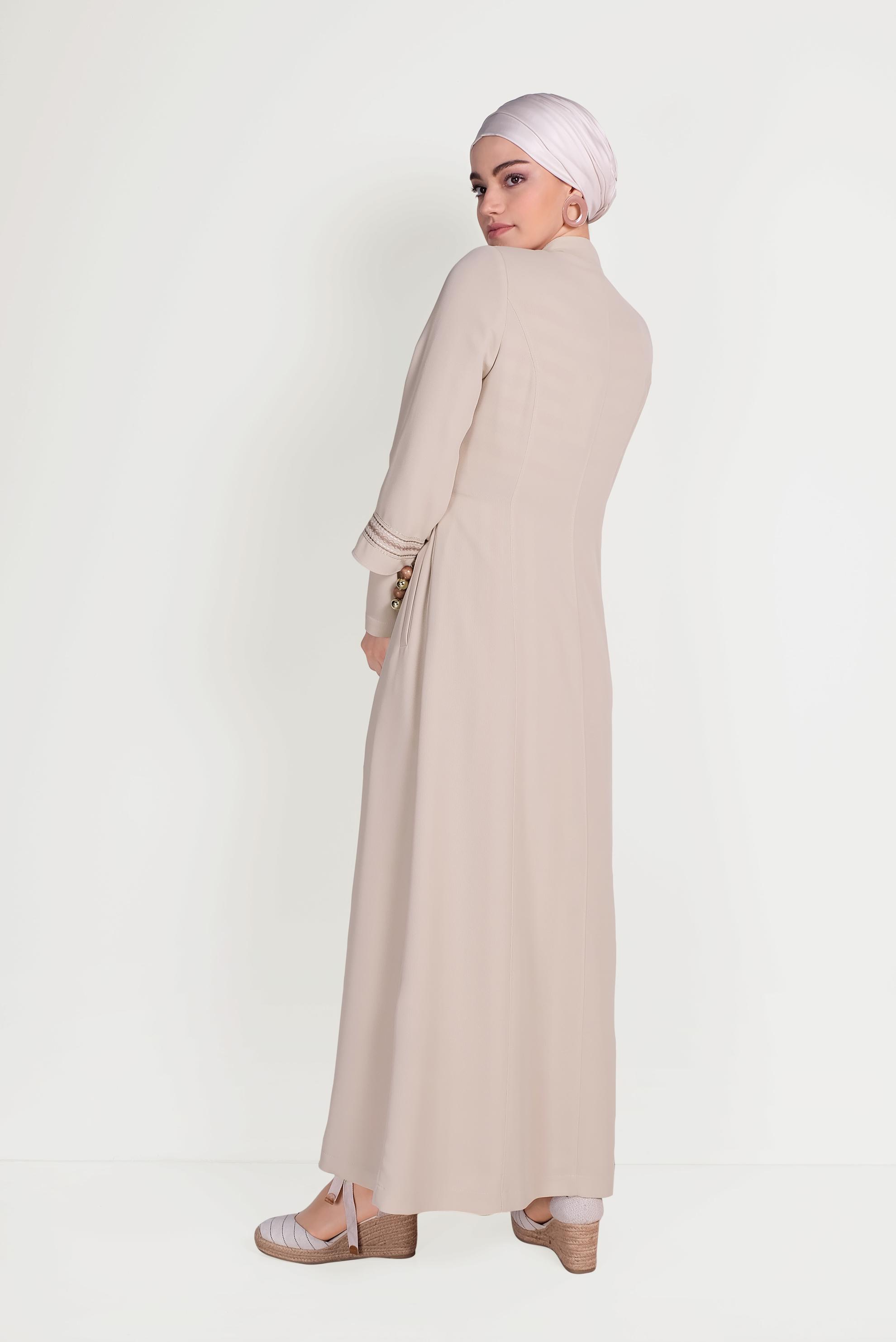 Tesettür giyim BEJ HAKİM YAKA NAKIŞLI PARDESÜ 10196 