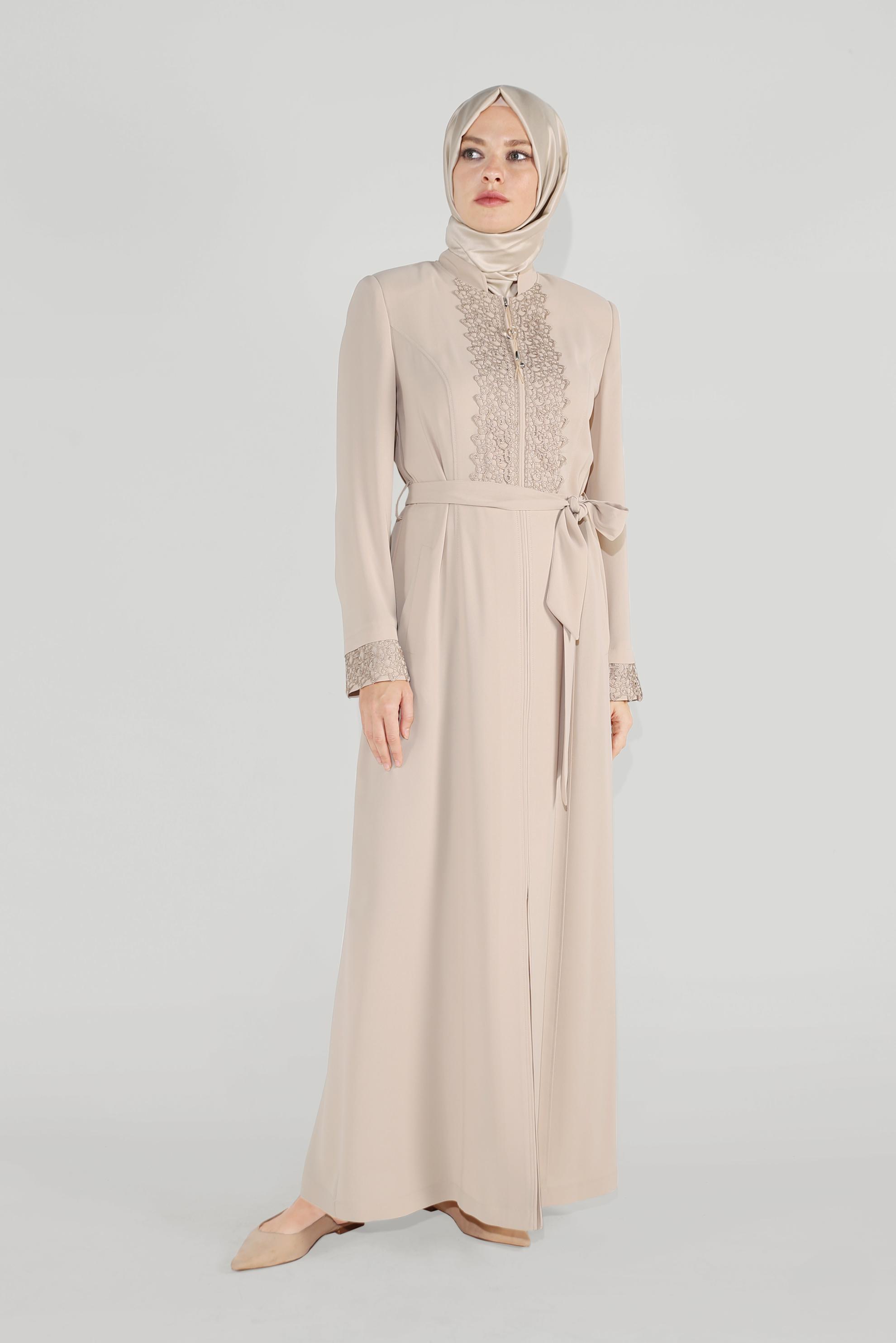 Tesettür giyim BEJ GÜPÜR DETAYLI BELİ KUŞAKLI PARDESÜ 10216