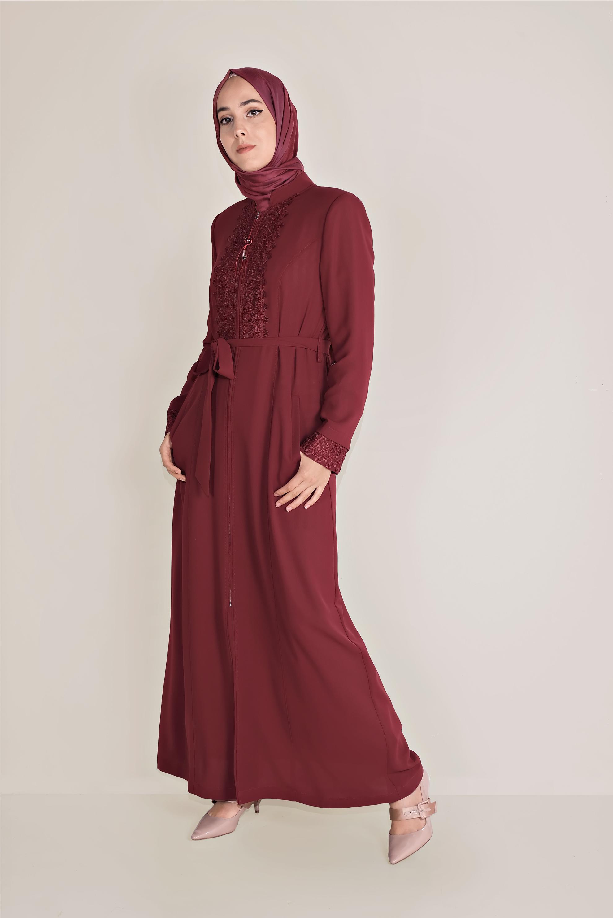 Tesettür giyim BORDO GÜPÜR DETAYLI BELİ KUŞAKLI PARDESÜ 10216