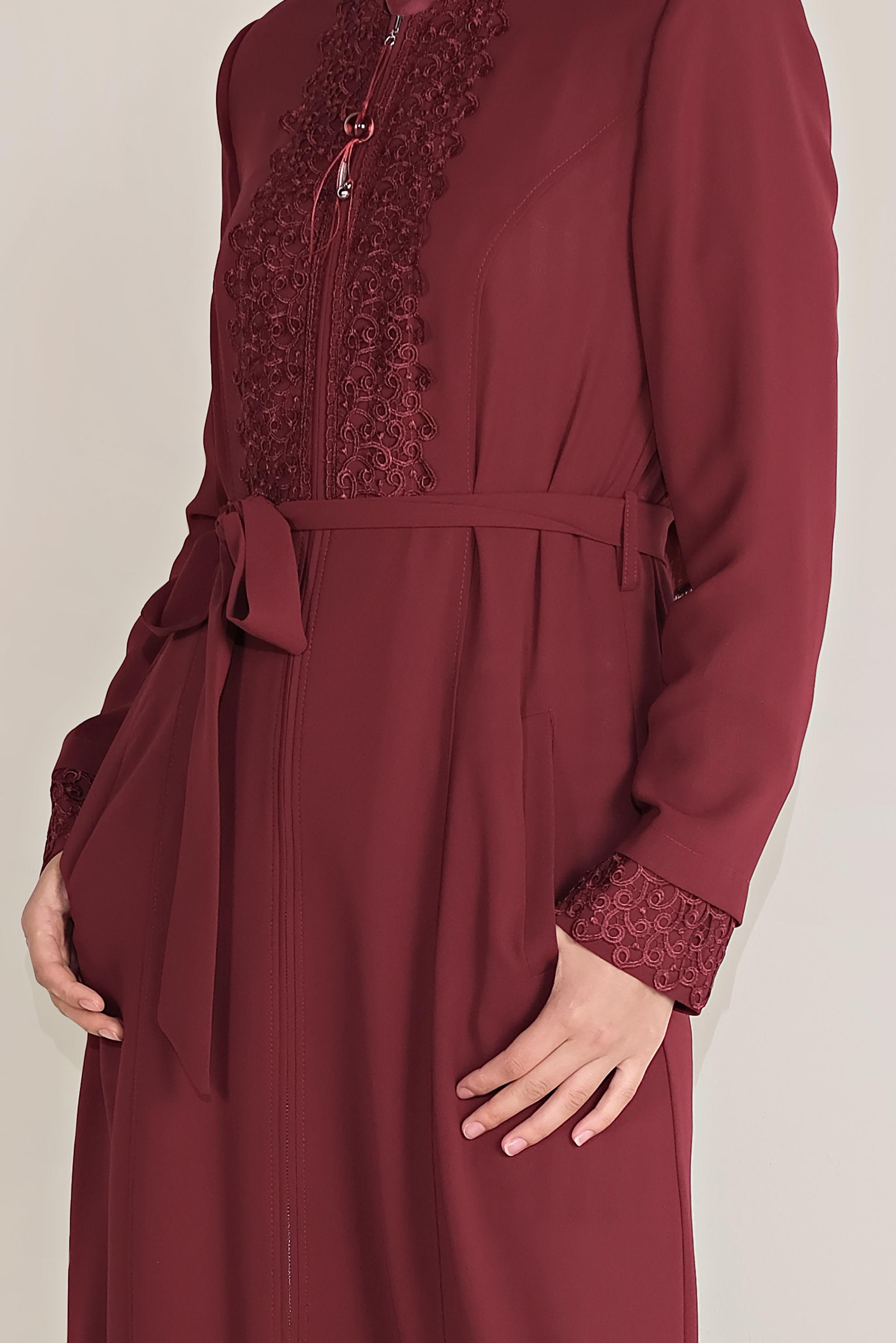 Tesettür giyim BORDO GÜPÜR DETAYLI BELİ KUŞAKLI PARDESÜ 10216