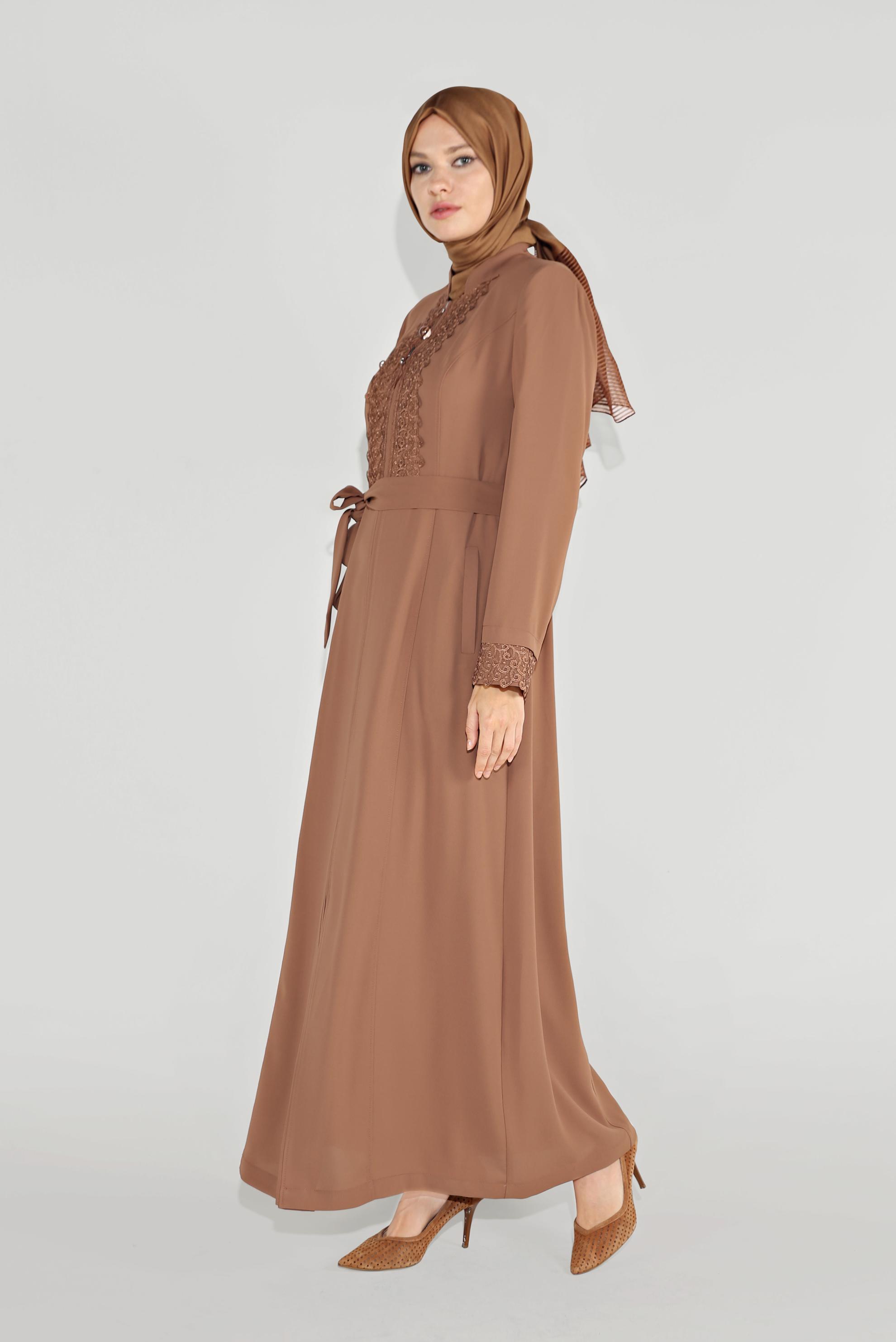 Tesettür giyim KAHVE GÜPÜR DETAYLI BELİ KUŞAKLI PARDESÜ 10216