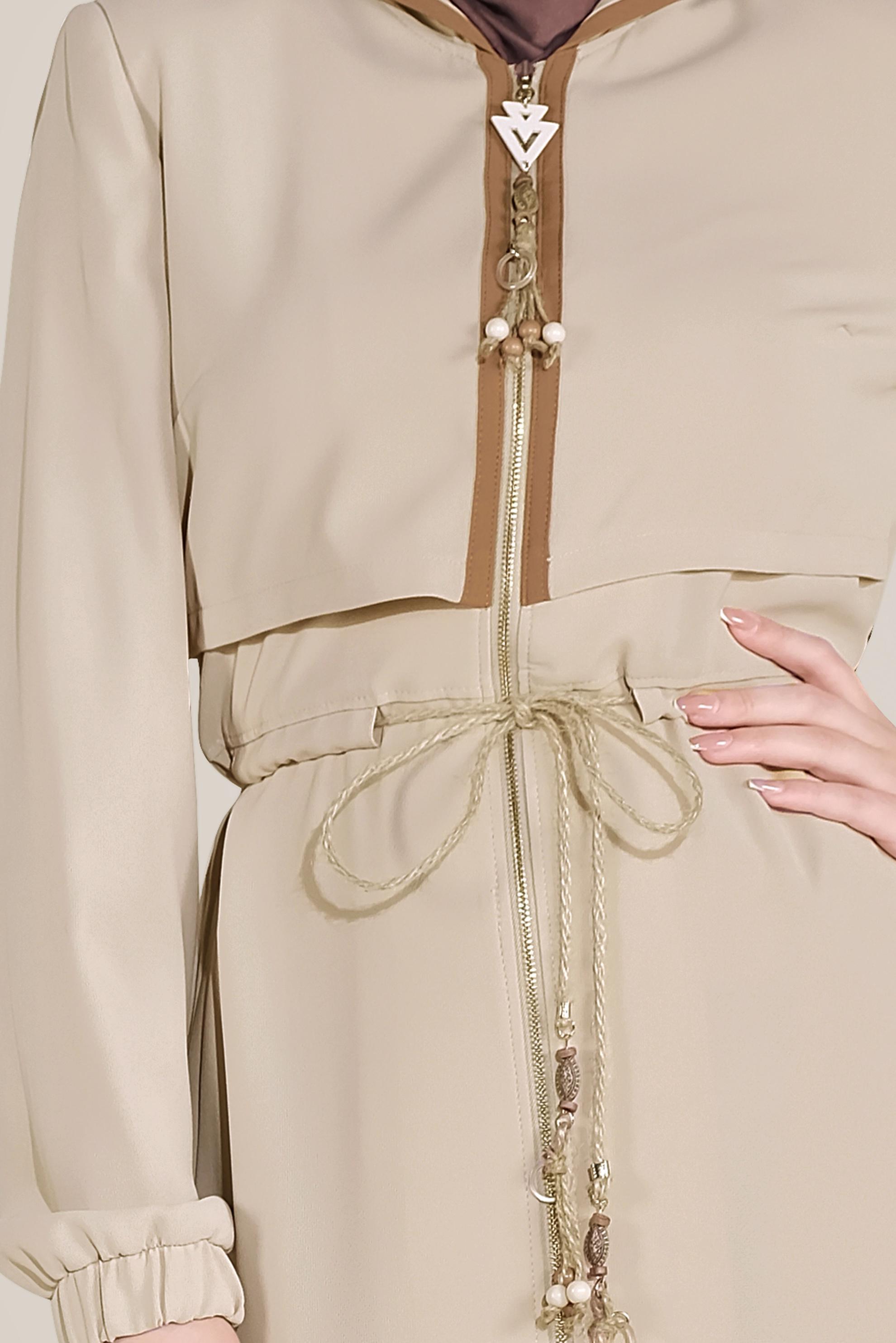 Tesettür giyim BEJ BELDEN BAĞLAMALI FERMUARLI PARDESÜ 10224