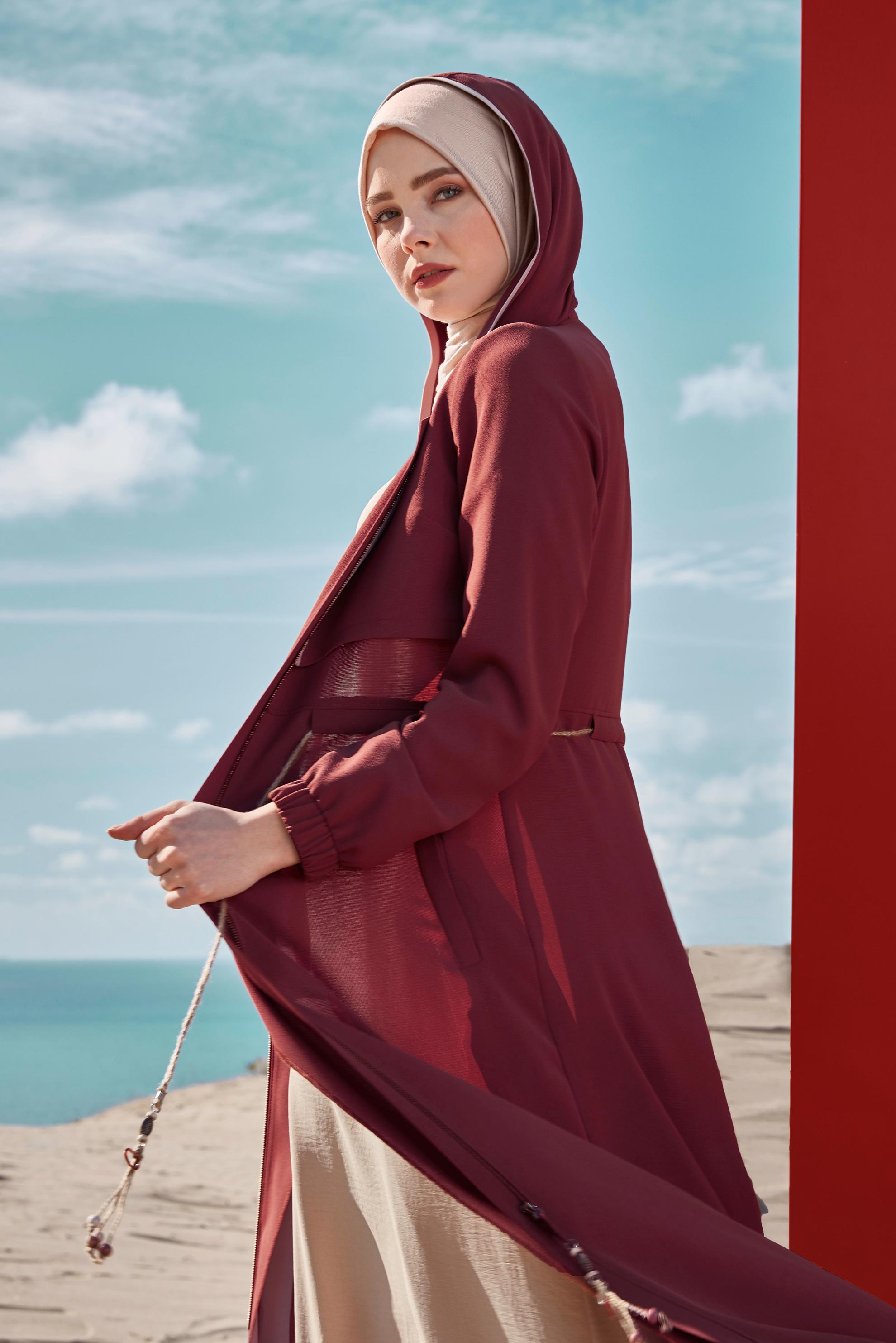 Tesettür giyim BORDO BELDEN BAĞLAMALI FERMUARLI PARDESÜ 10224