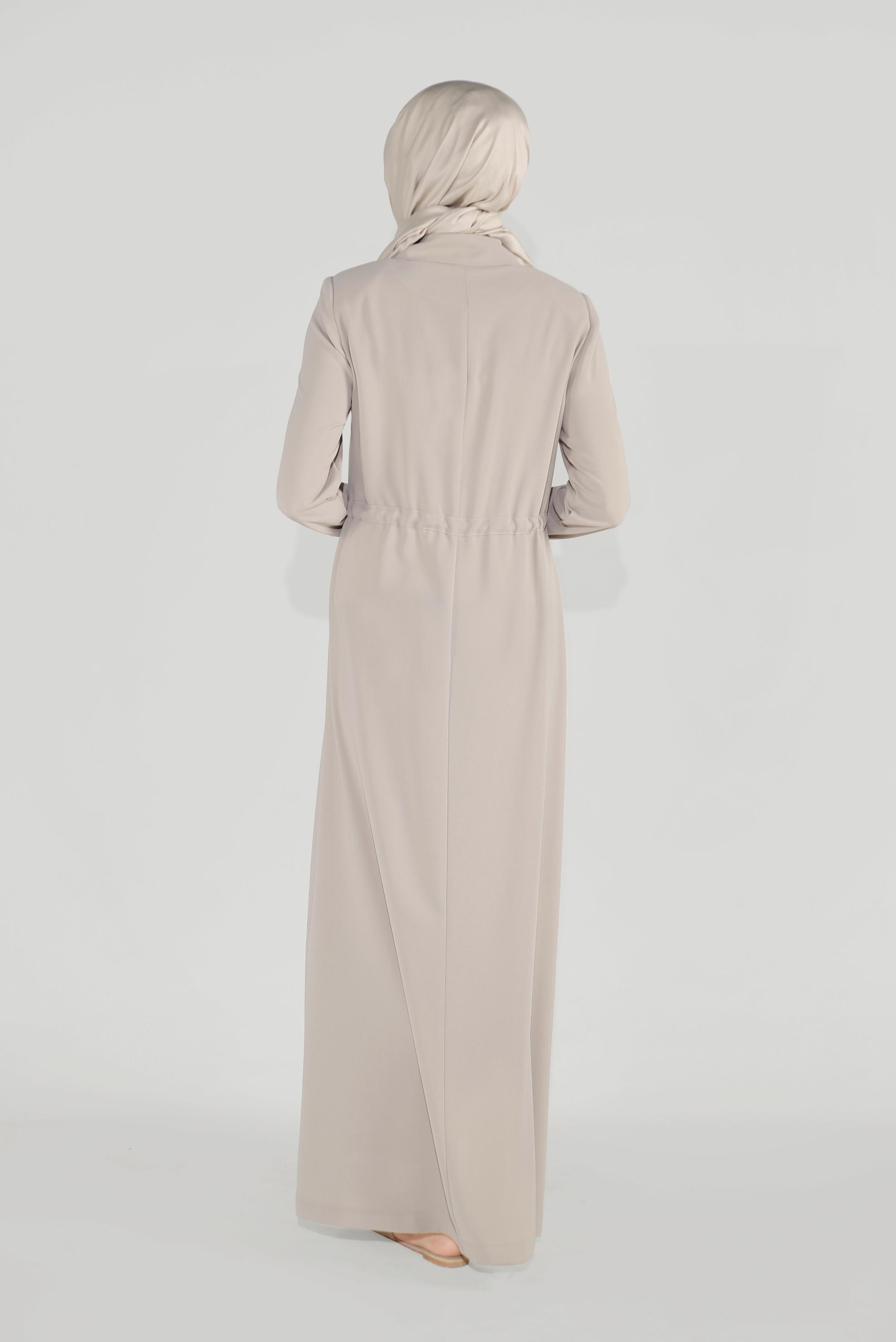 Tesettür giyim BEJ CEPLERİ DÜĞME DETAYLI FERMUARLI PARDESÜ 10225