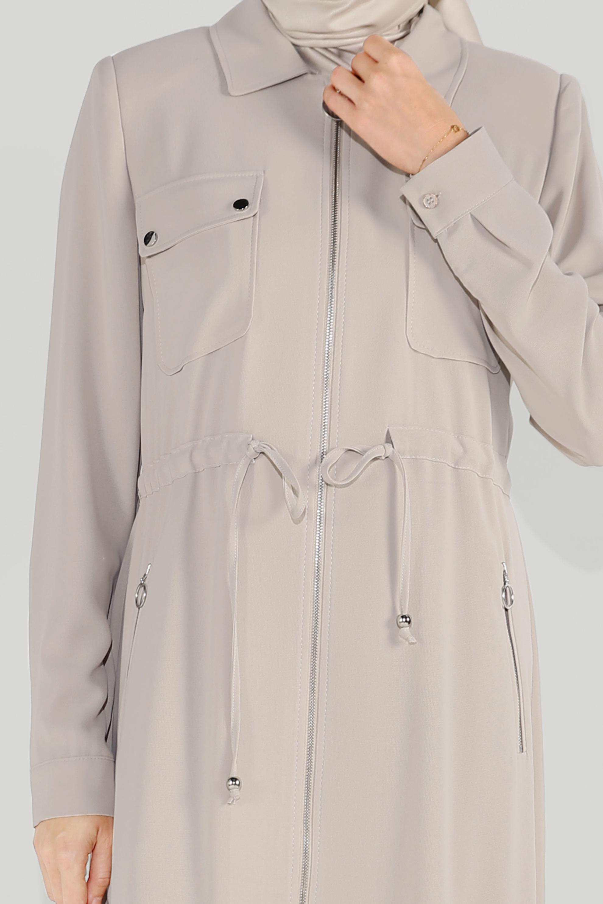 Tesettür giyim BEJ CEPLERİ DÜĞME DETAYLI FERMUARLI PARDESÜ 10225