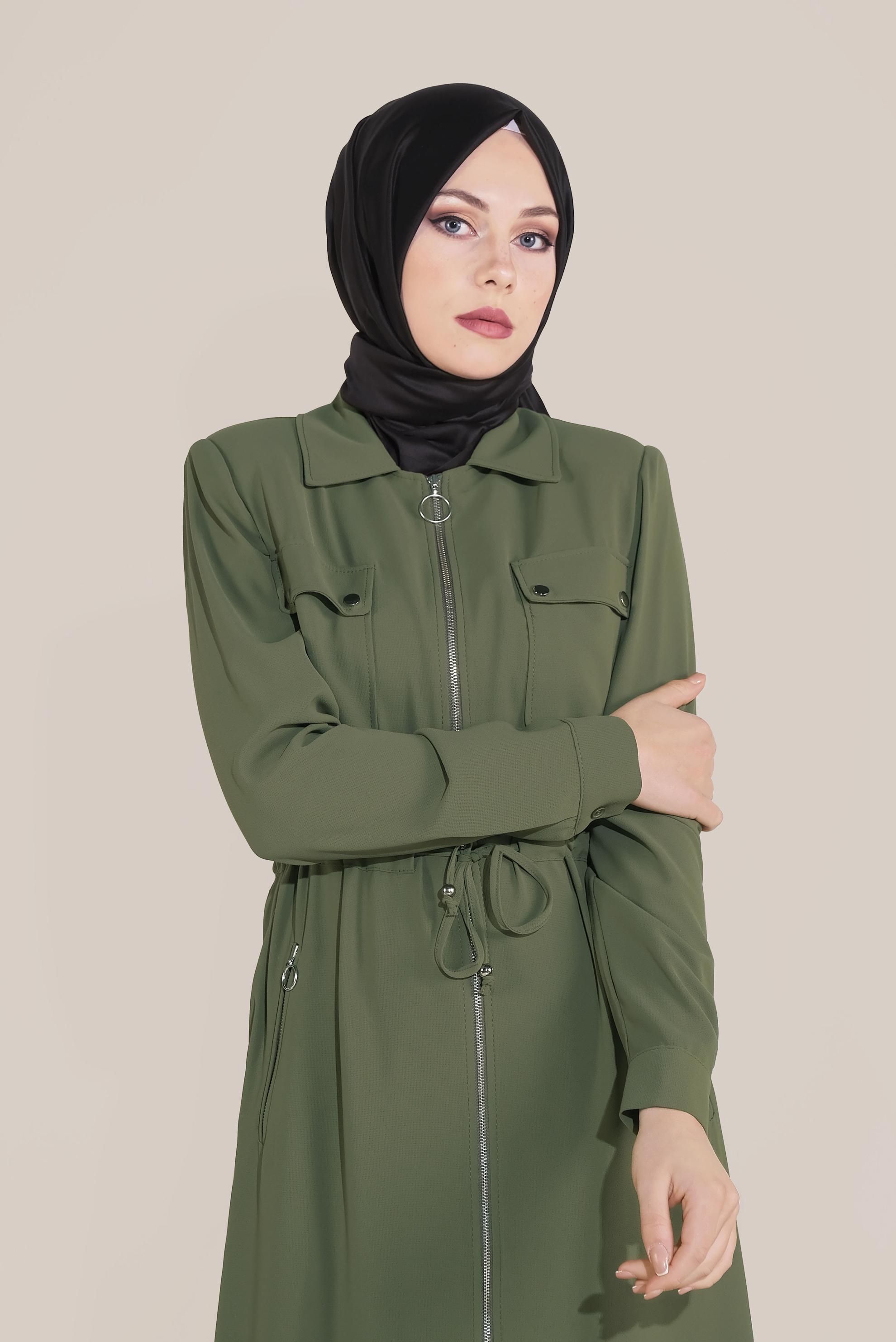 Tesettür giyim HAKİ CEPLERİ DÜĞME DETAYLI FERMUARLI PARDESÜ 10225