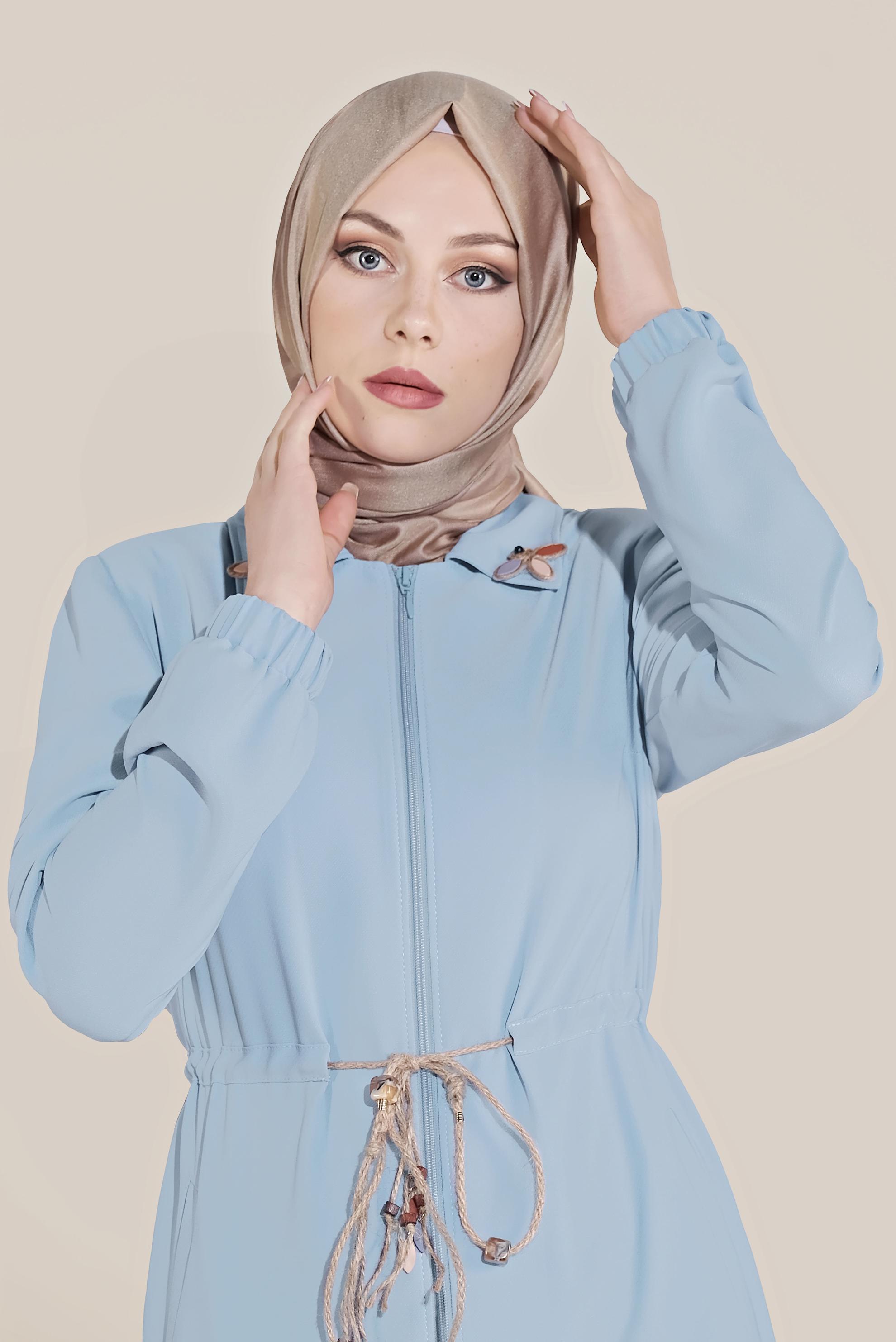 Tesettür giyim MAVİ YAKASI BROŞLU BELİ BAĞCIKLI PARDESÜ 10226 