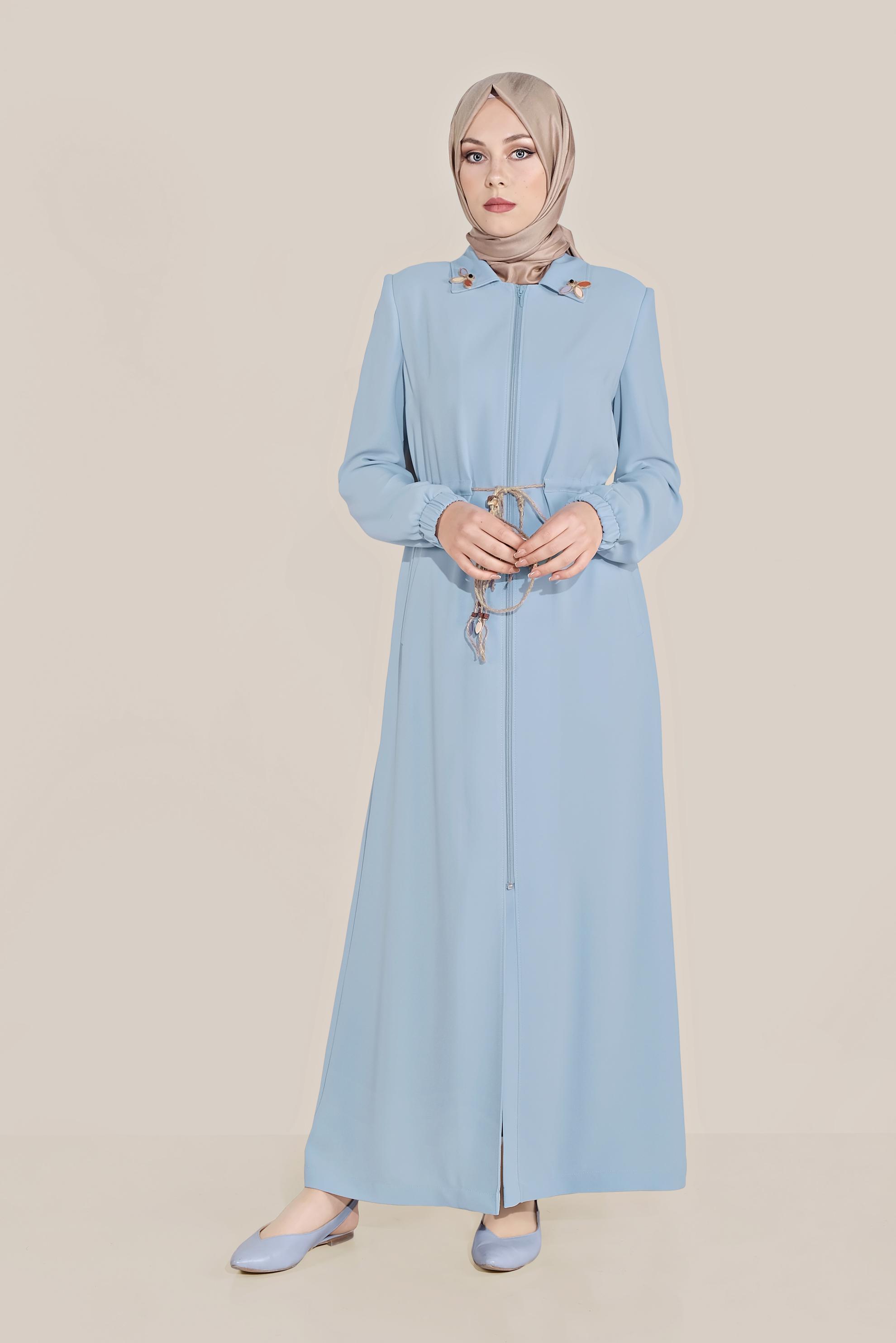 Tesettür giyim MAVİ YAKASI BROŞLU BELİ BAĞCIKLI PARDESÜ 10226 