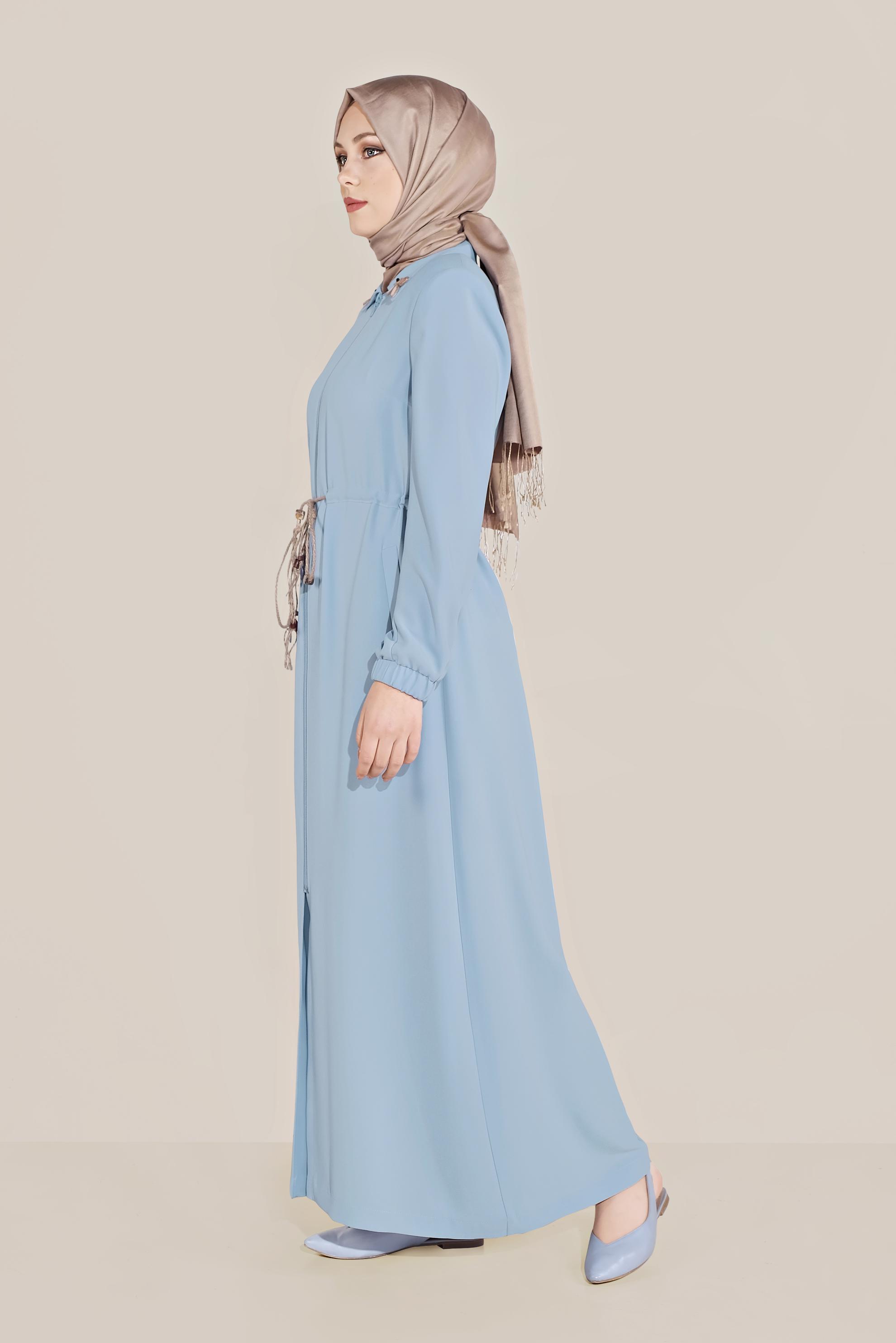 Tesettür giyim MAVİ YAKASI BROŞLU BELİ BAĞCIKLI PARDESÜ 10226 