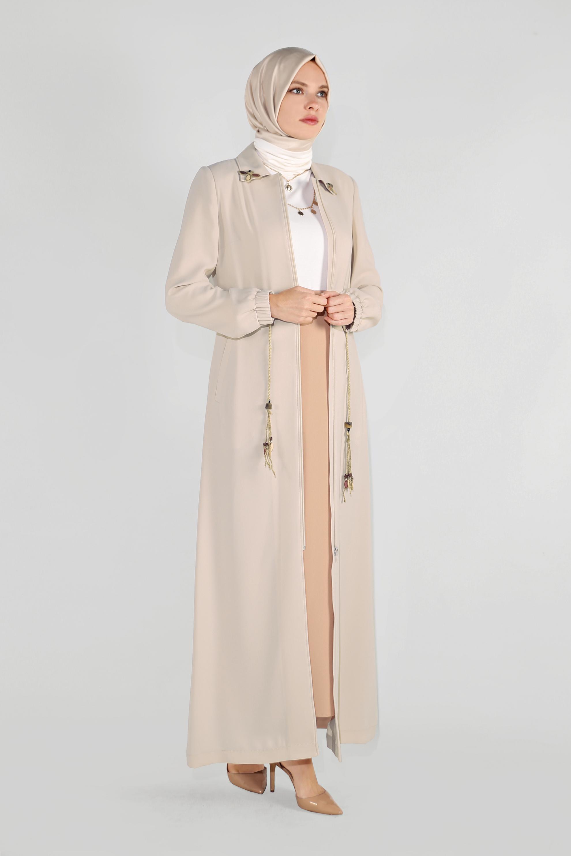 Vêtements hijab BEIGE PARDESSUS TAILLE ÉLASTIQUE AVEC D&prime;UNE BROCHE SUR LE COL 10226 