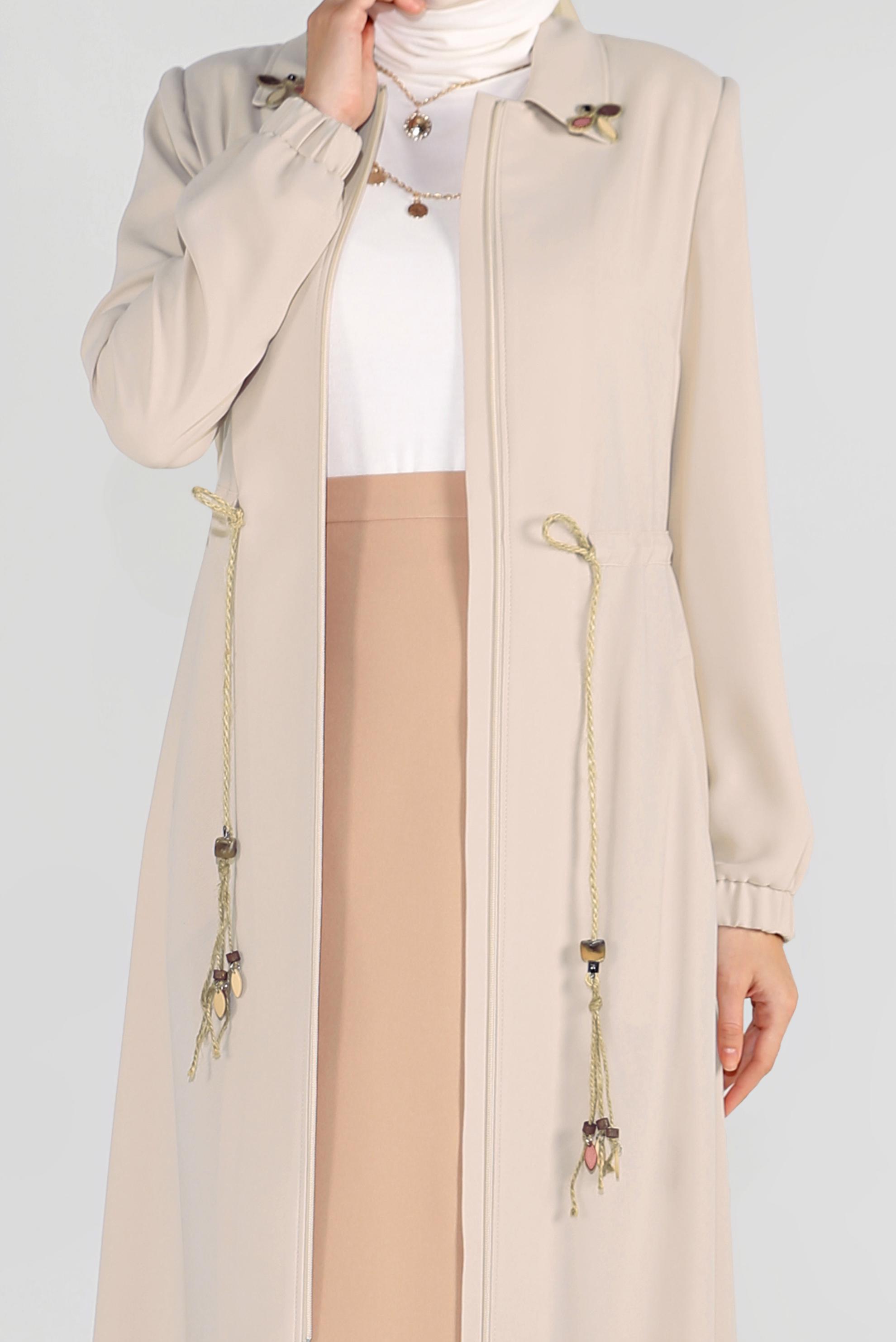 Vêtements hijab BEIGE PARDESSUS TAILLE ÉLASTIQUE AVEC D&prime;UNE BROCHE SUR LE COL 10226 