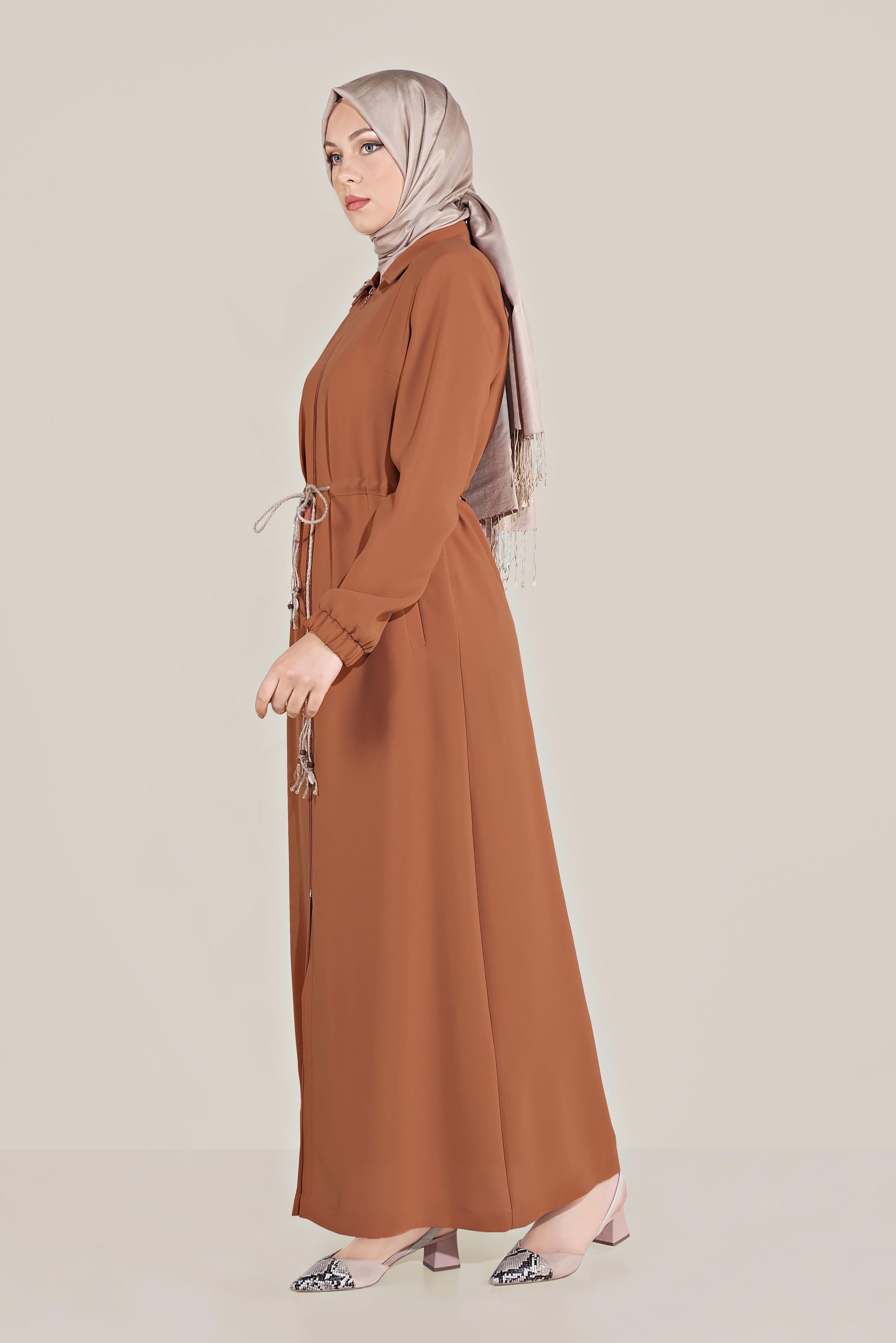 Tesettür giyim TURUNCU YAKASI BROŞLU BELİ BAĞCIKLI PARDESÜ 10226 
