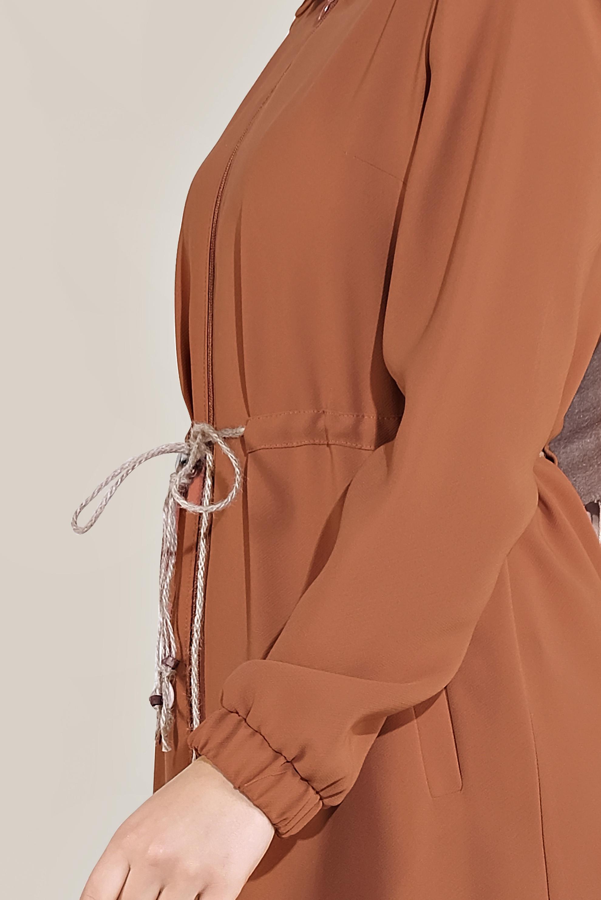 Tesettür giyim TURUNCU YAKASI BROŞLU BELİ BAĞCIKLI PARDESÜ 10226 