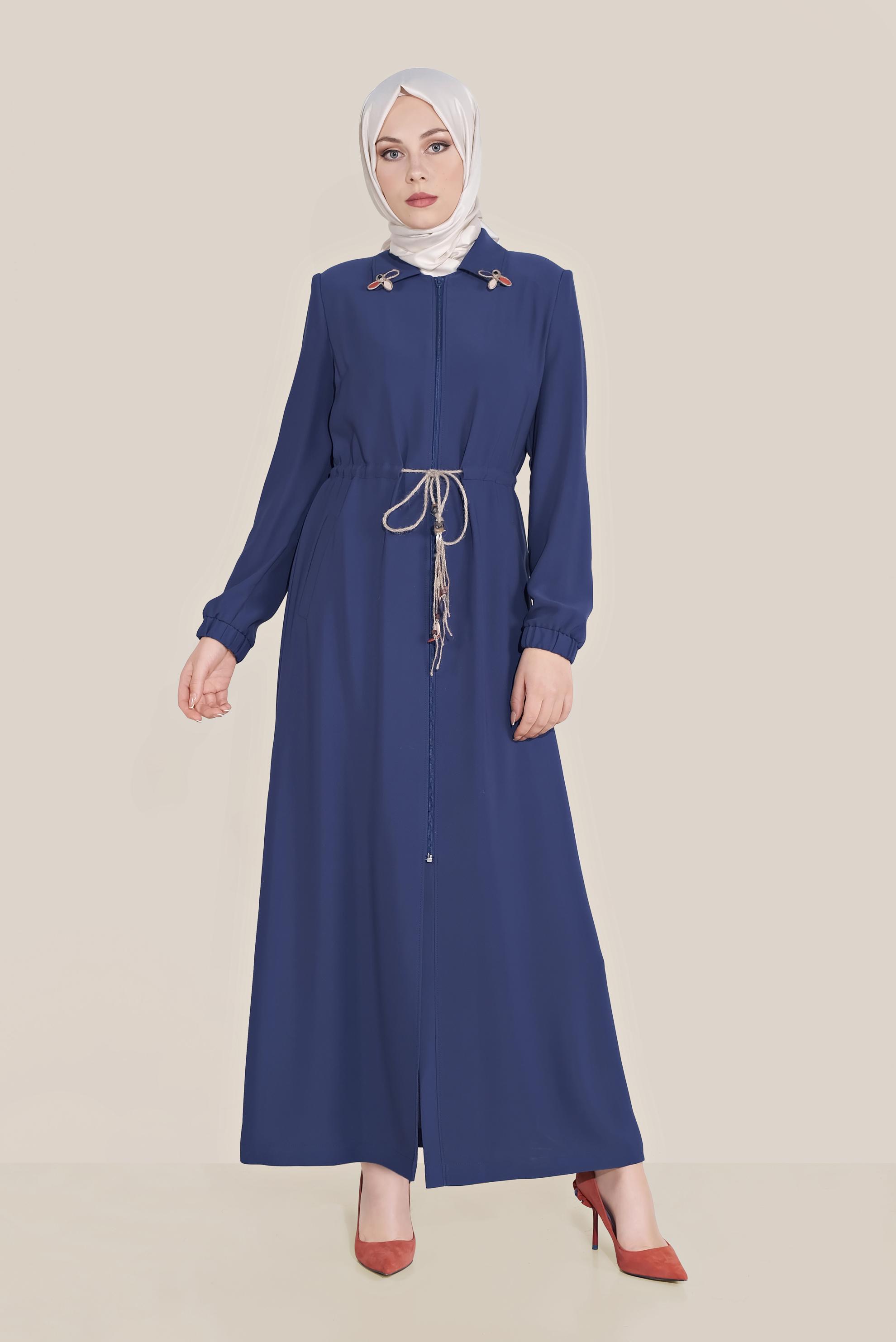 Tesettür giyim LACİVERT YAKASI BROŞLU BELİ BAĞCIKLI PARDESÜ 10226 