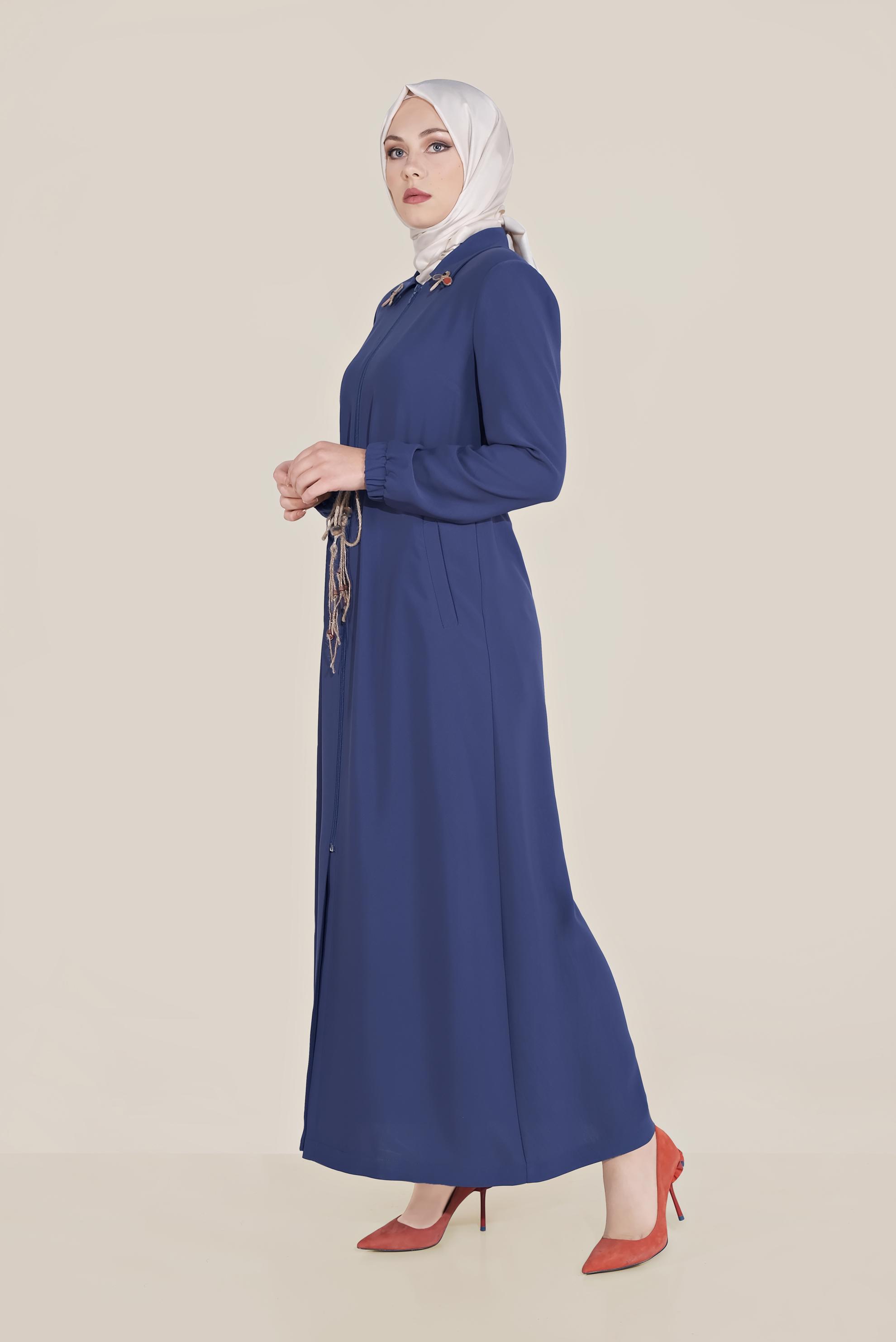 Tesettür giyim LACİVERT YAKASI BROŞLU BELİ BAĞCIKLI PARDESÜ 10226 
