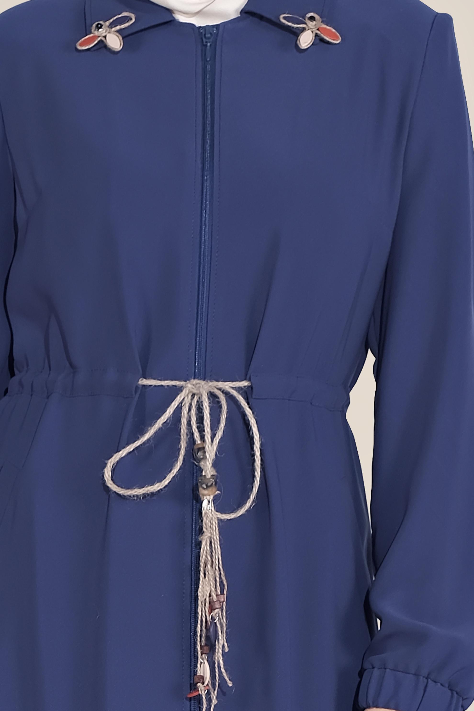 Tesettür giyim LACİVERT YAKASI BROŞLU BELİ BAĞCIKLI PARDESÜ 10226 