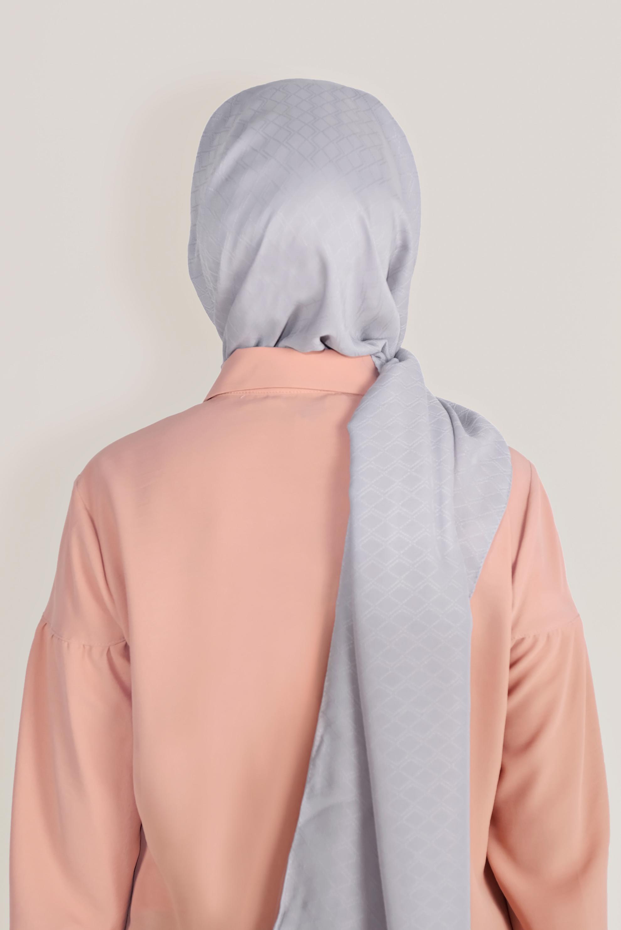 Tesettür giyim GÜMÜŞ ALVİNA ŞAL 8018