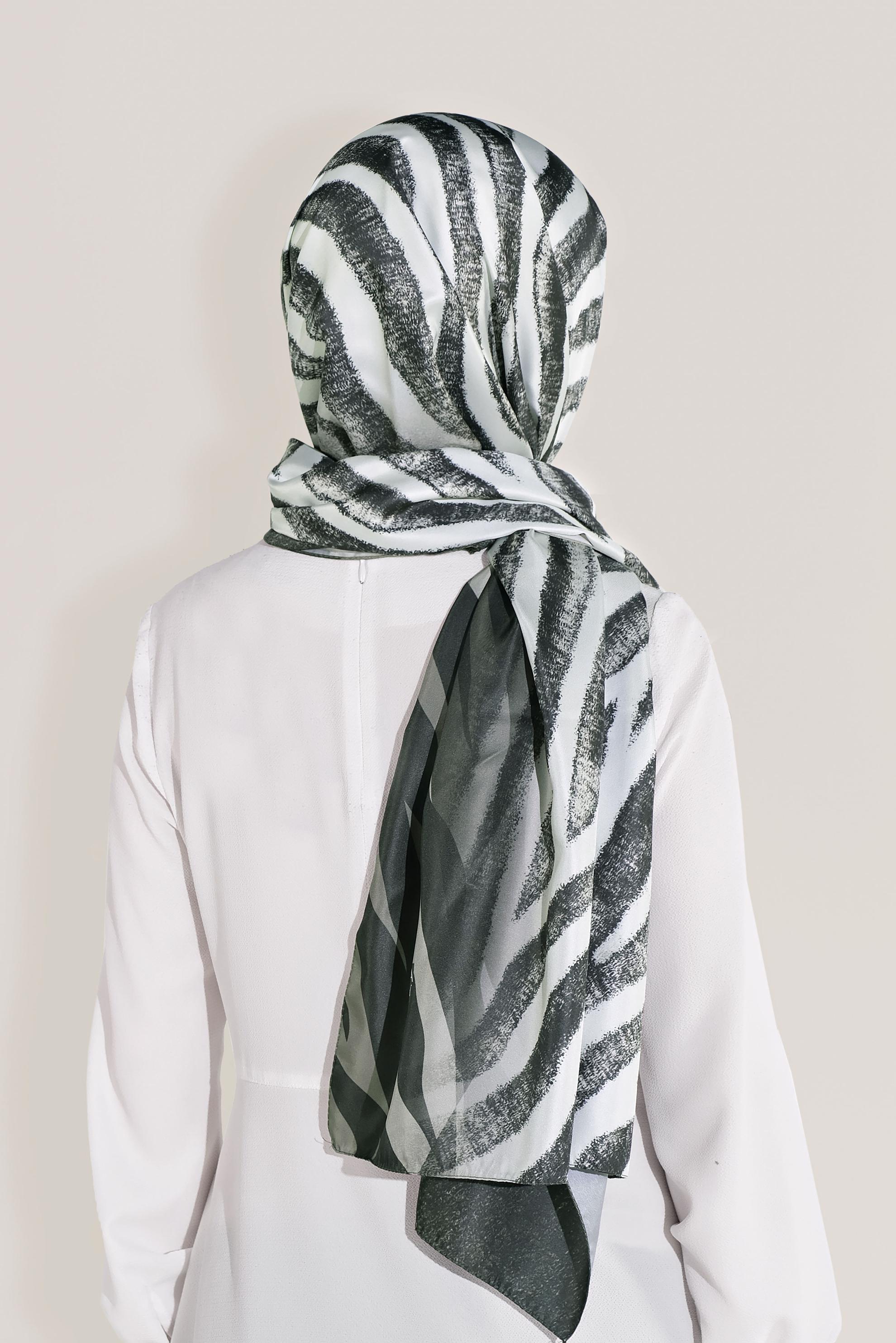 Tesettür giyim GRİ ALVİNA BATİK ZEBRA ŞAL 8020 