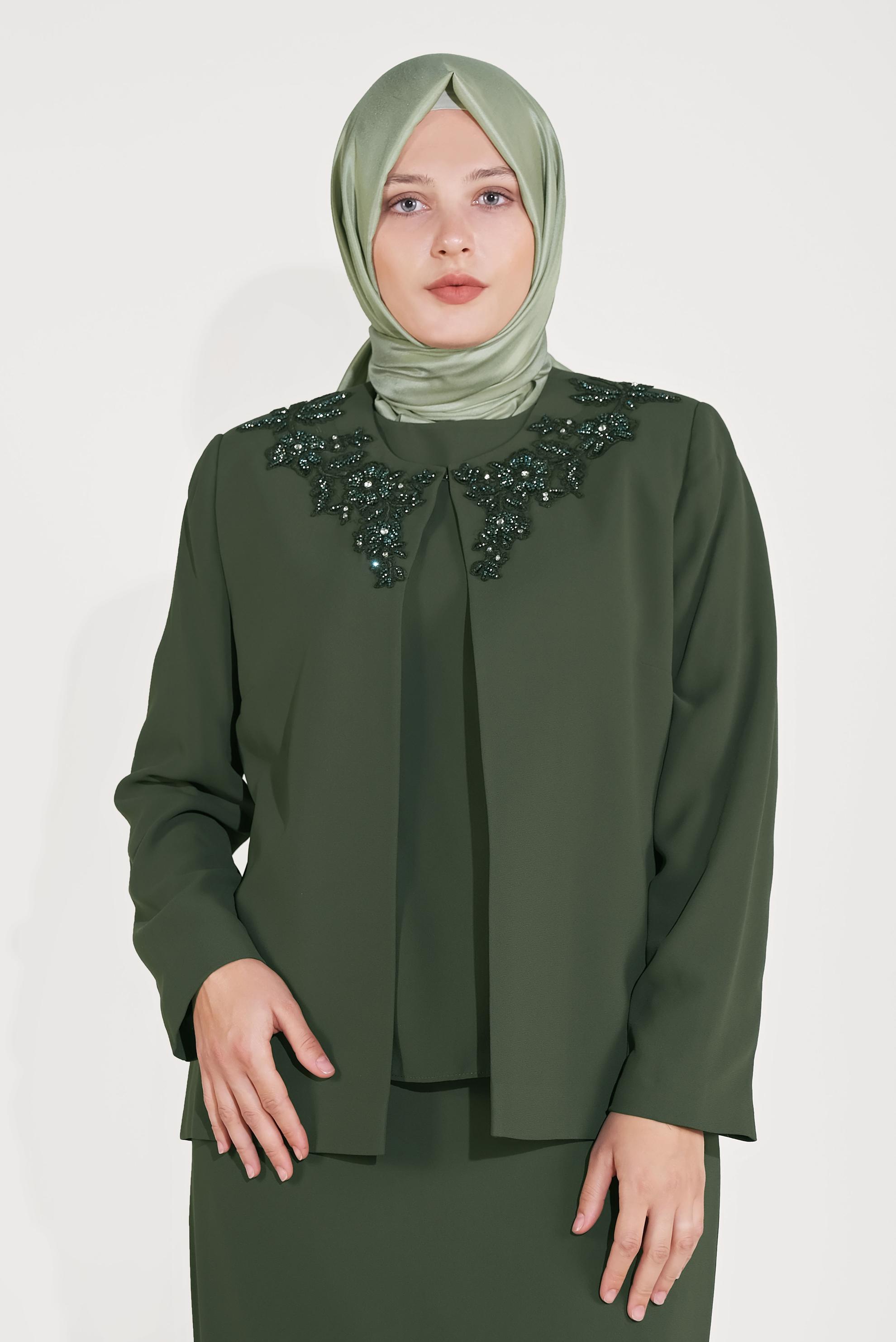 Tesettür giyim HAKİ TAŞLI NAKIŞLI ÜÇLÜ ETEKLİ TAKIM 30032