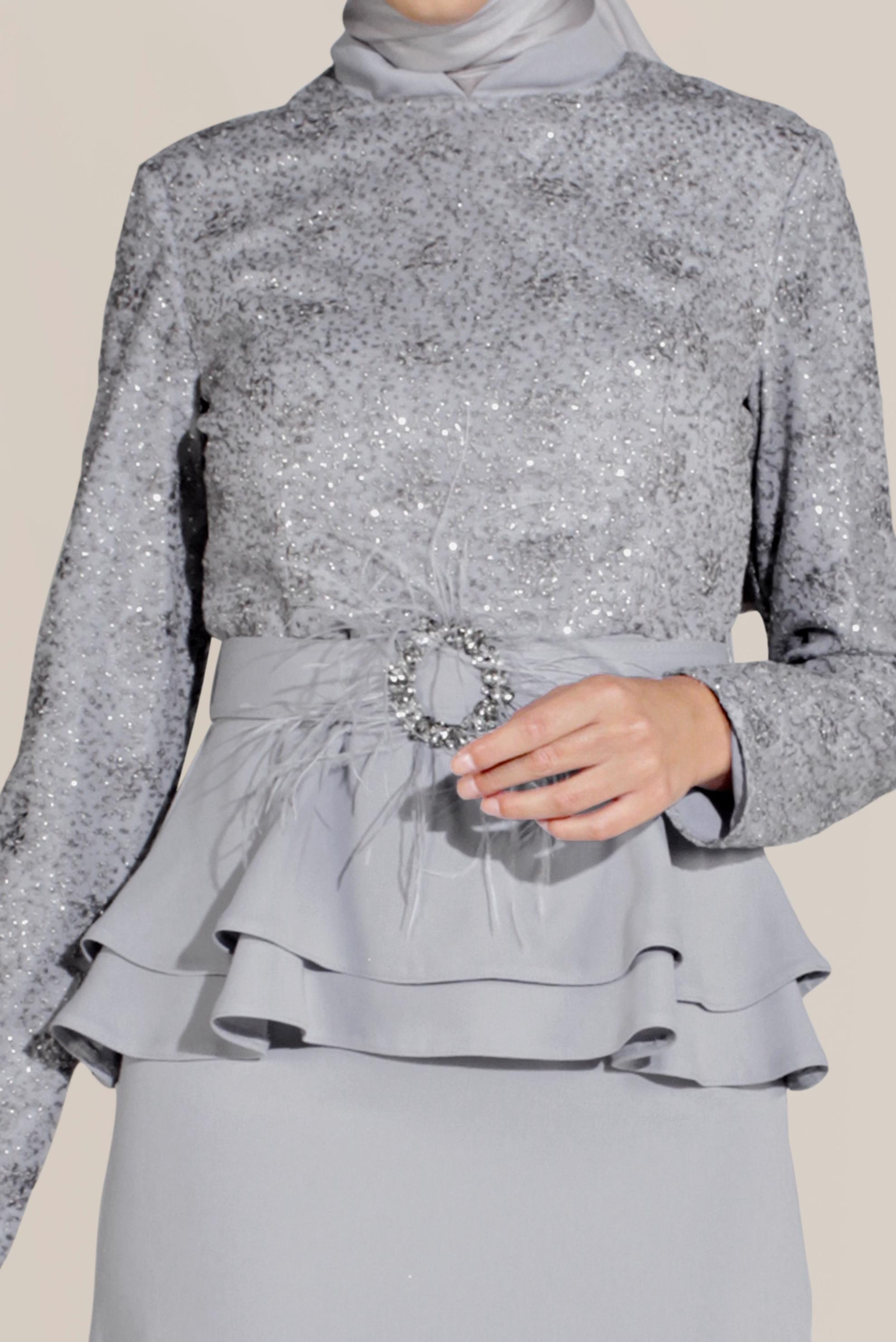 Tesettür giyim GRİ KEMERLİ GÜPÜR VE FIRFIR DETAYLI HAKİM YAKA TAKIM 30040 