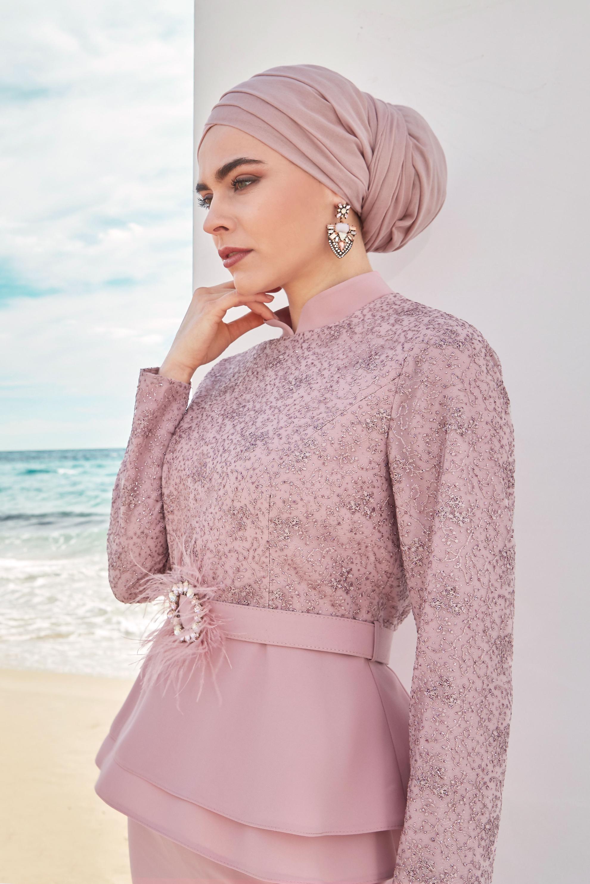 Tesettür giyim PUDRA KEMERLİ GÜPÜR VE FIRFIR DETAYLI HAKİM YAKA TAKIM 30040 
