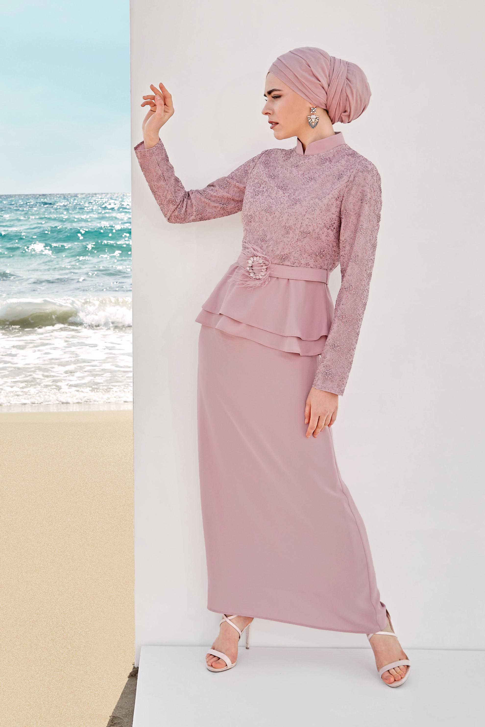 Tesettür giyim PUDRA KEMERLİ GÜPÜR VE FIRFIR DETAYLI HAKİM YAKA TAKIM 30040 