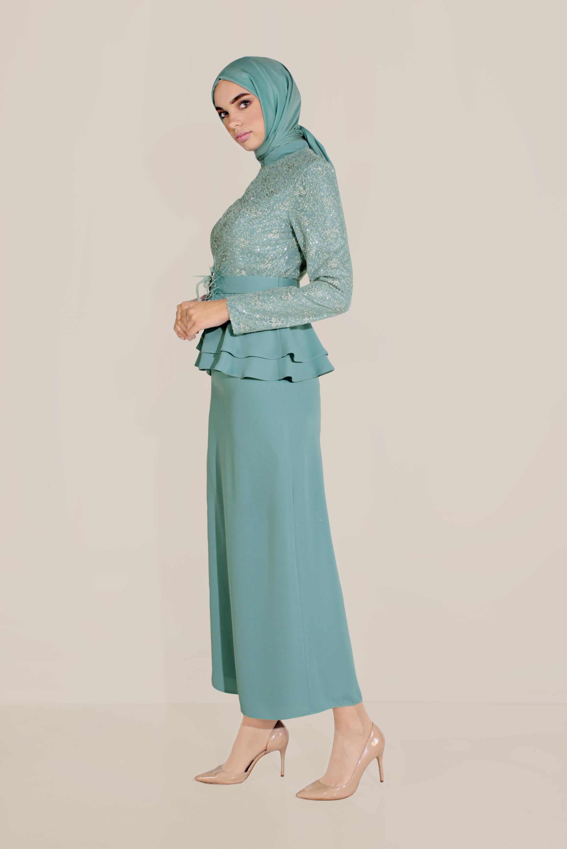 Tesettür giyim MAVİ KEMERLİ GÜPÜR VE FIRFIR DETAYLI HAKİM YAKA TAKIM 30040 