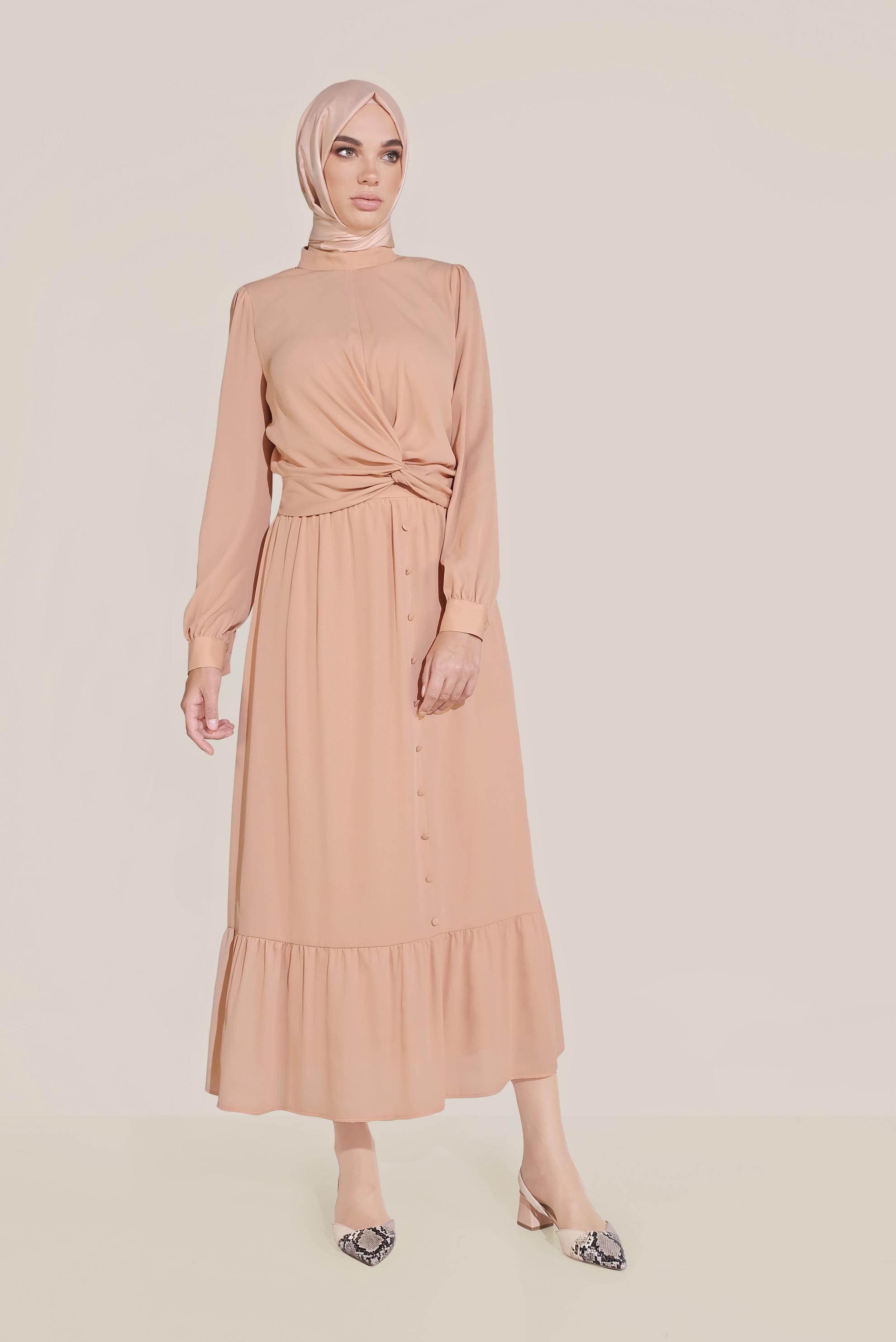 Tesettür giyim PUDRA DÜĞMELİ UCU FIRFIRLI BALIKÇI YAKA ETEKLİ TAKIM 40812