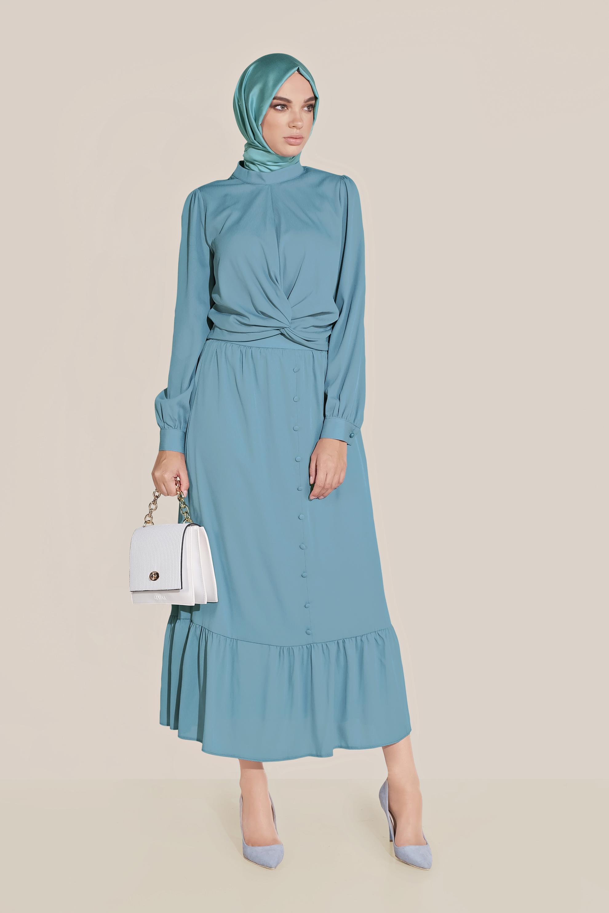 Tesettür giyim MAVİ DÜĞMELİ UCU FIRFIRLI BALIKÇI YAKA ETEKLİ TAKIM 40812