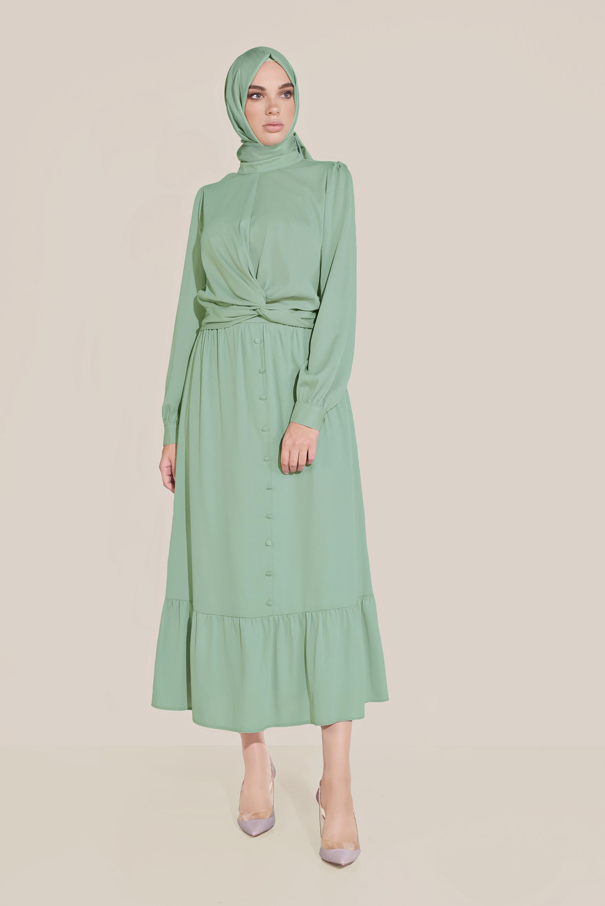 Tesettür giyim YEŞİL DÜĞMELİ UCU FIRFIRLI BALIKÇI YAKA ETEKLİ TAKIM 40812