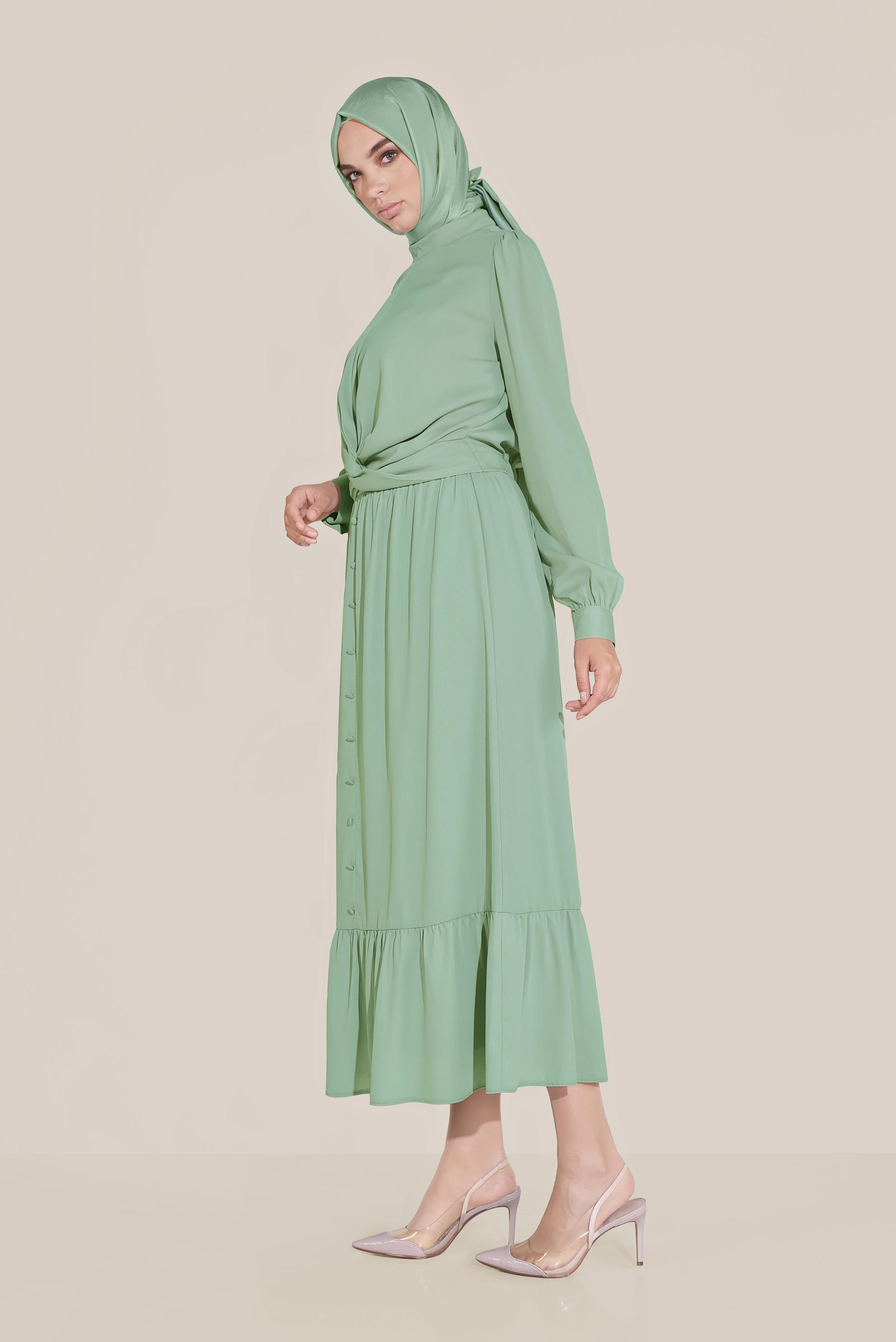 Tesettür giyim YEŞİL DÜĞMELİ UCU FIRFIRLI BALIKÇI YAKA ETEKLİ TAKIM 40812