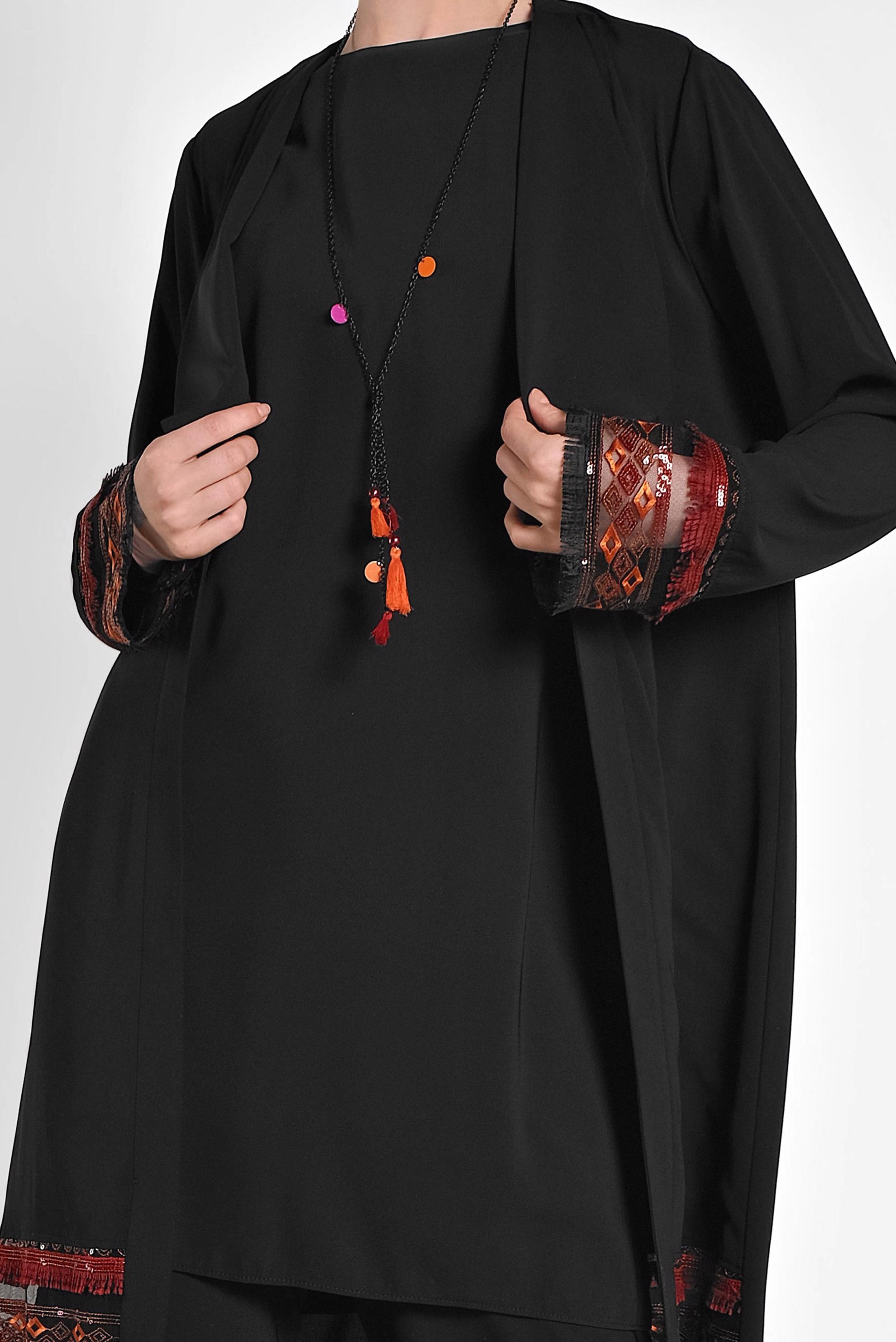 Tesettür giyim SİYAH ETEK UCU VE MANŞETLERİ PÜSKÜL DETAYLI ÜÇLÜ PANT. TAKIM 3557 