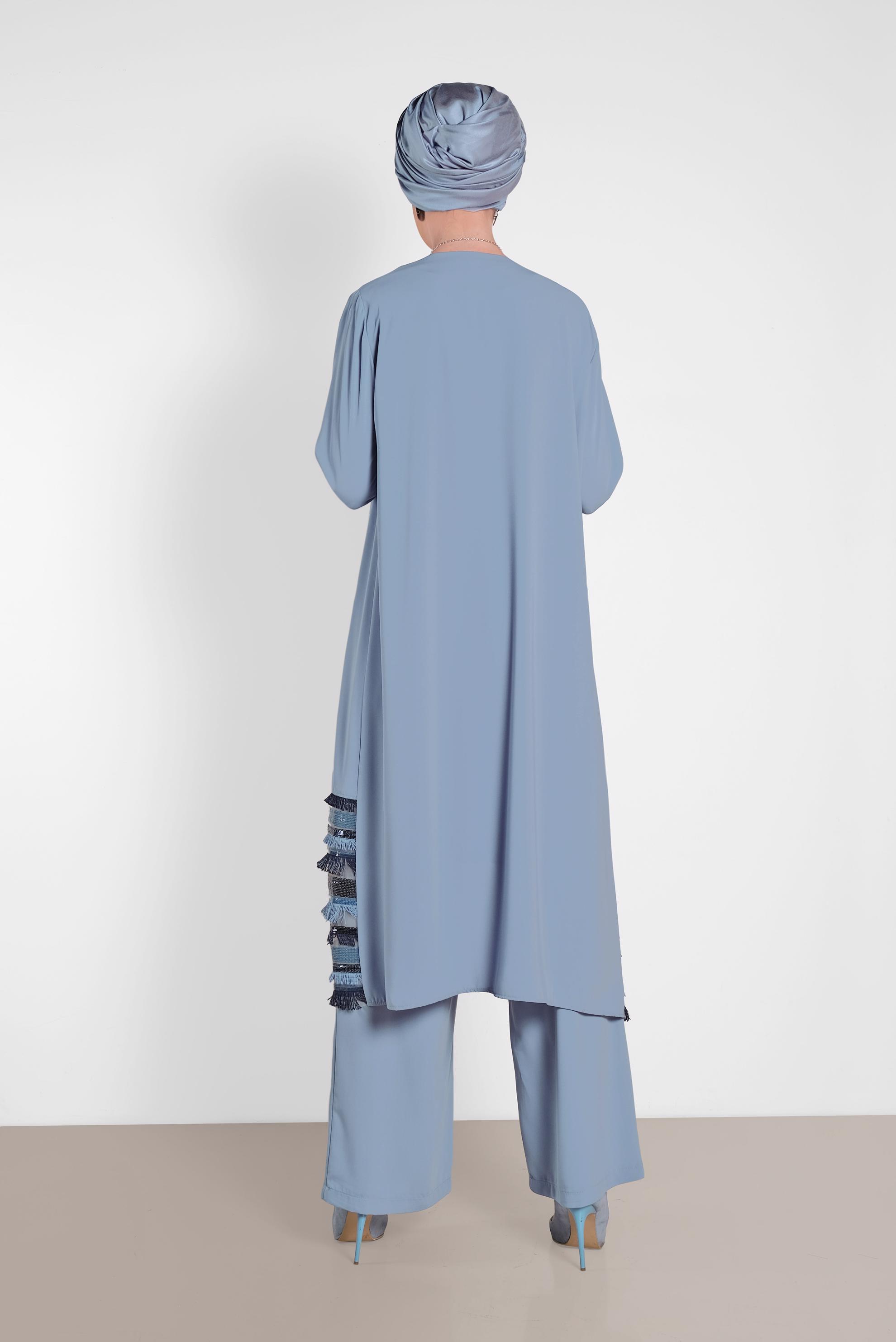 Tesettür giyim MAVİ ETEK UCU VE MANŞETLERİ PÜSKÜL DETAYLI ÜÇLÜ PANT. TAKIM 3557 