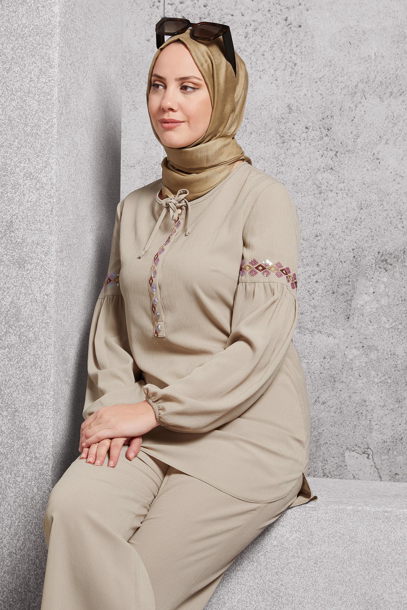 Tesettür giyim BEJ NAKIŞLI İKİLİ PANTOLONLU TAKIM 4374