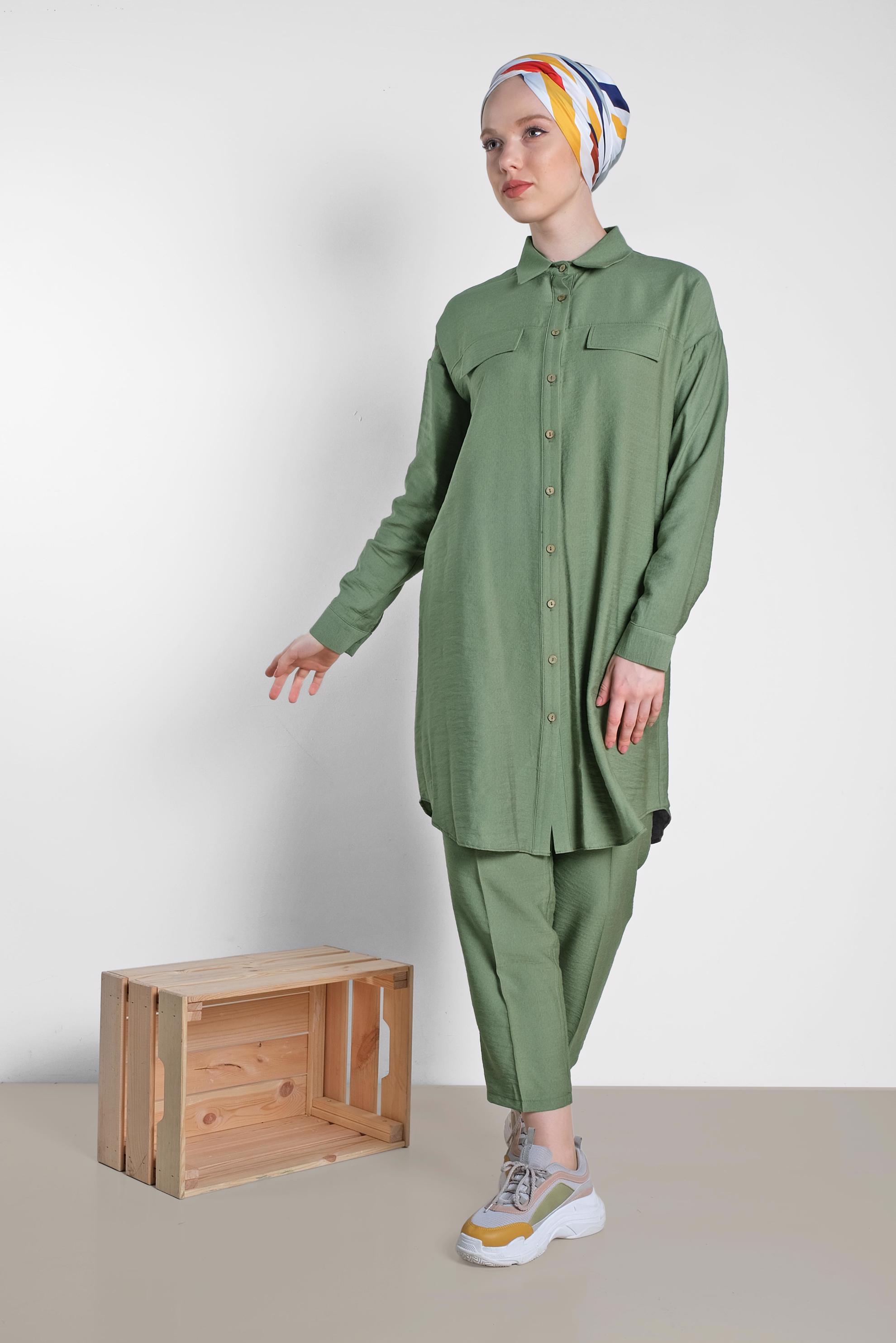 Tesettür giyim HAKİ DÜĞMELİ ERKEK YAKA İKİLİ PANTOLONLU TAKIM 4487