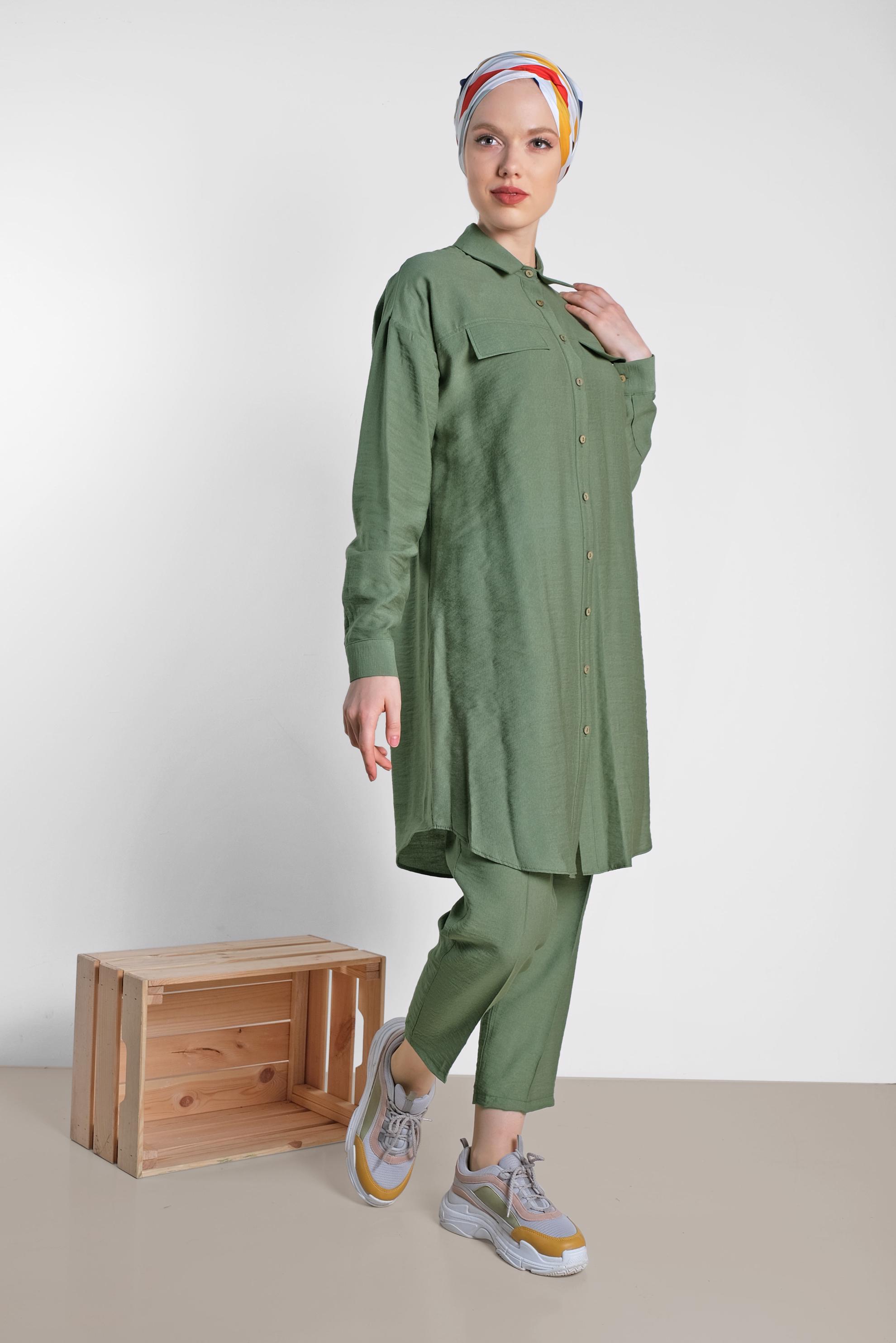 Tesettür giyim HAKİ DÜĞMELİ ERKEK YAKA İKİLİ PANTOLONLU TAKIM 4487