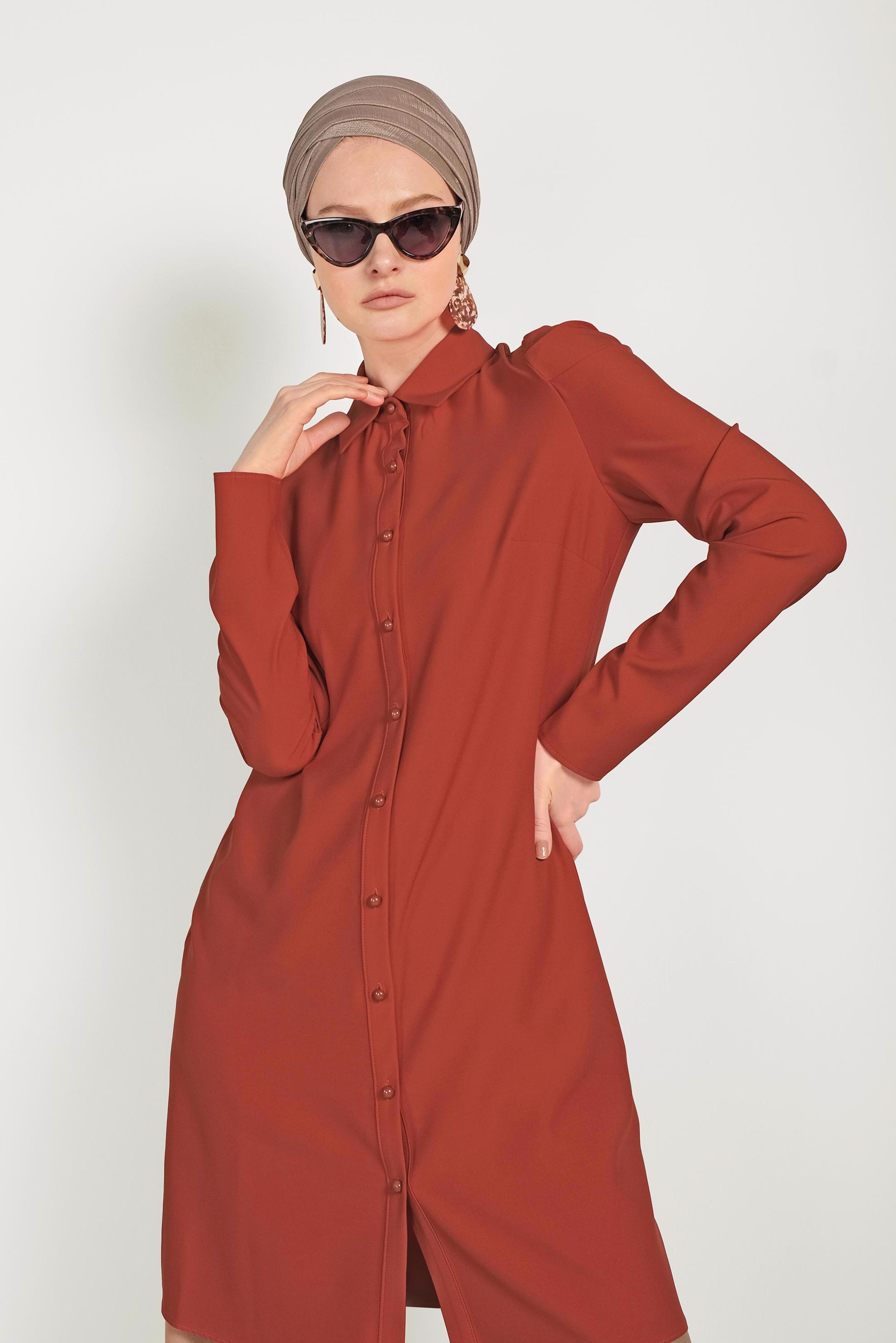 Tesettür giyim KIRMIZI KLASİK KESİM DÜĞMELİ TUNİK 40454