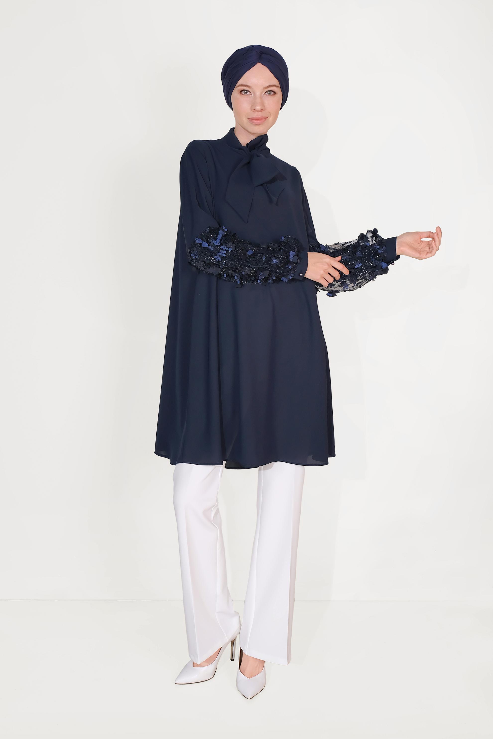 Tesettür giyim LACİVERT  ÜÇ BOYUTLU ÇİÇEK DETAYLI FİYONK YAKA TUNİK 40479 