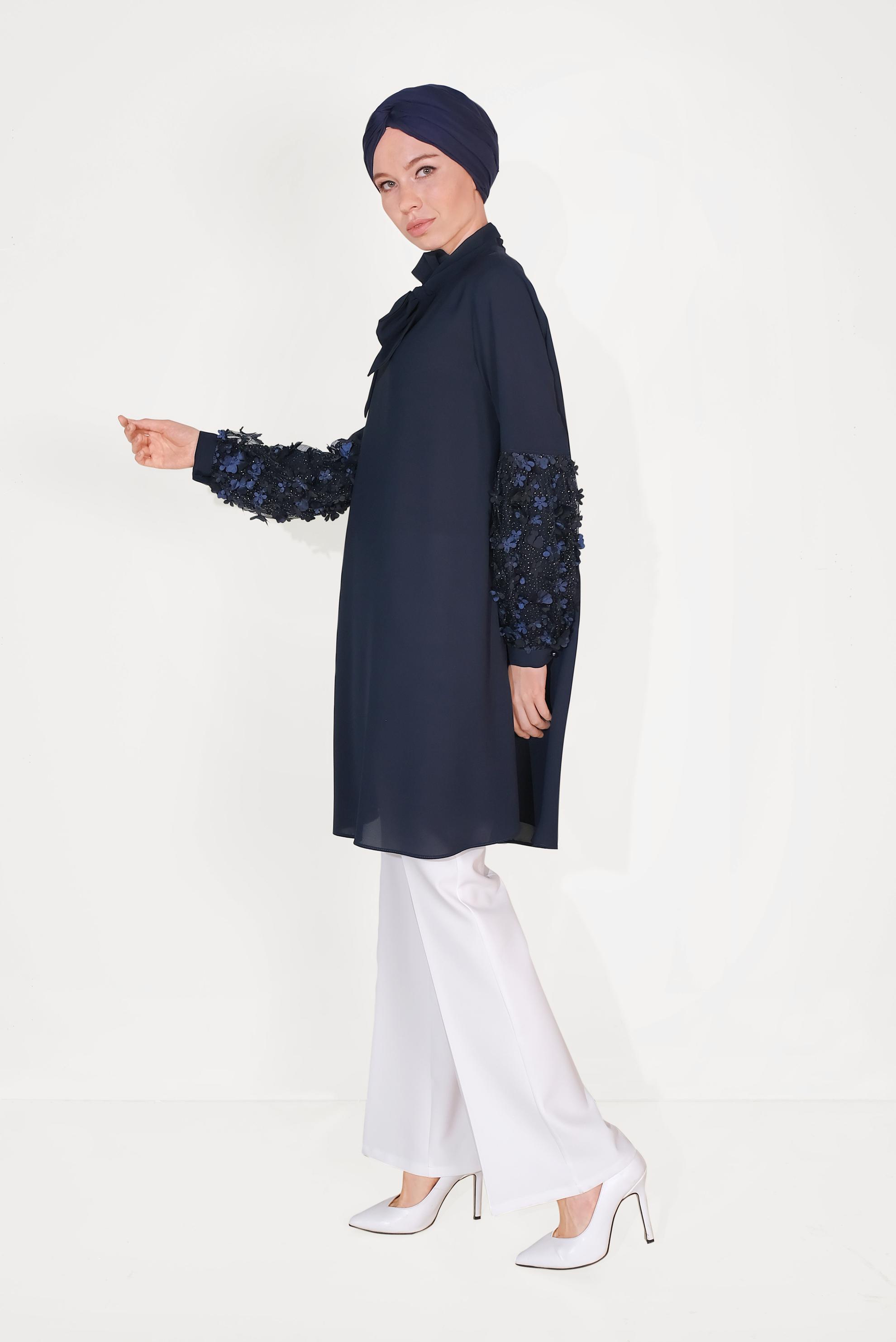 Tesettür giyim LACİVERT  ÜÇ BOYUTLU ÇİÇEK DETAYLI FİYONK YAKA TUNİK 40479 