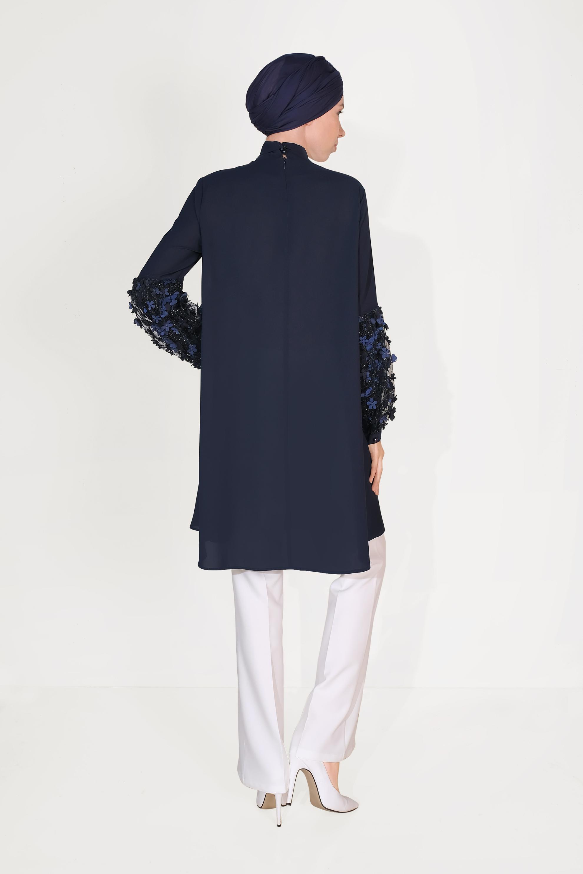 Tesettür giyim LACİVERT  ÜÇ BOYUTLU ÇİÇEK DETAYLI FİYONK YAKA TUNİK 40479 