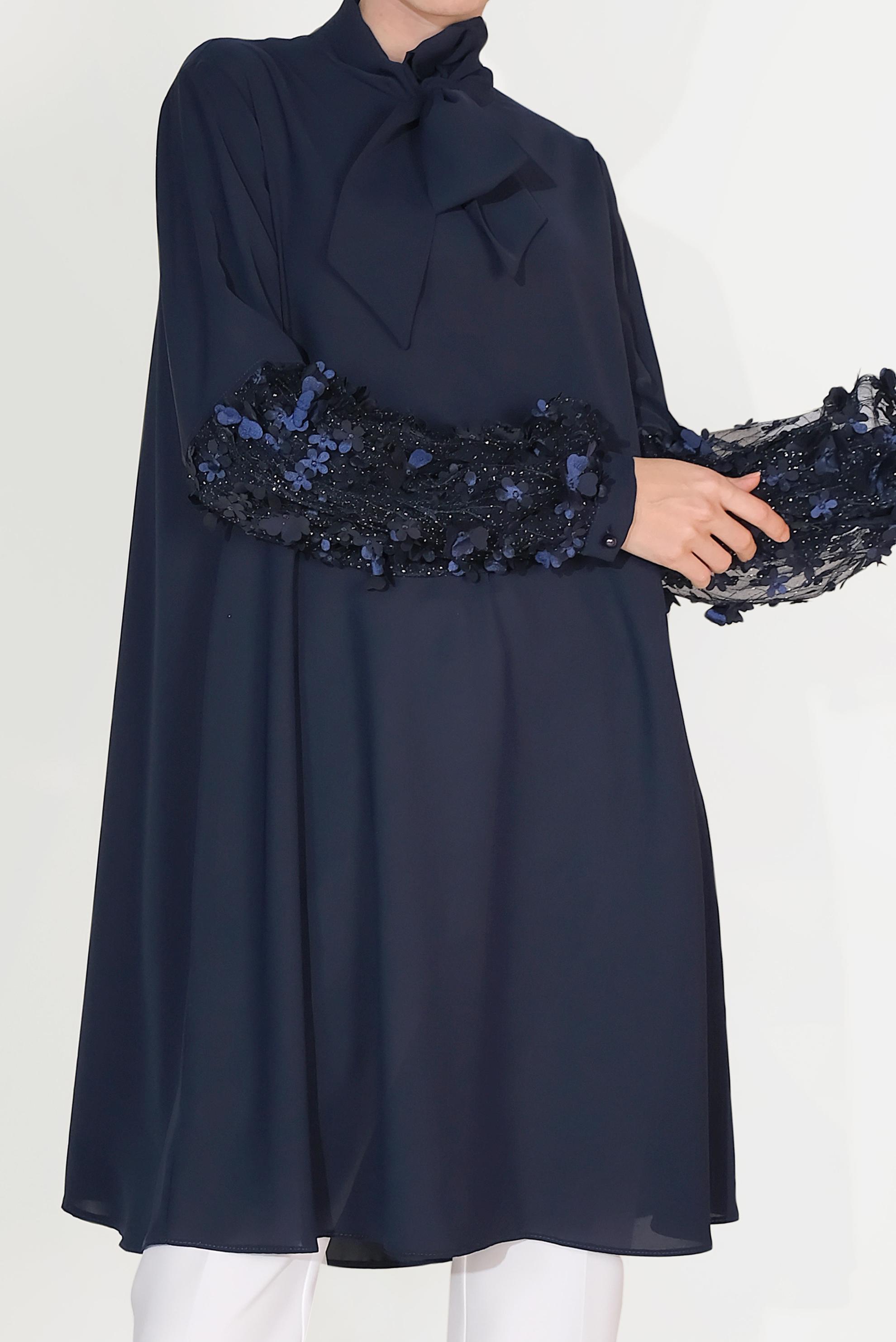 Tesettür giyim LACİVERT  ÜÇ BOYUTLU ÇİÇEK DETAYLI FİYONK YAKA TUNİK 40479 