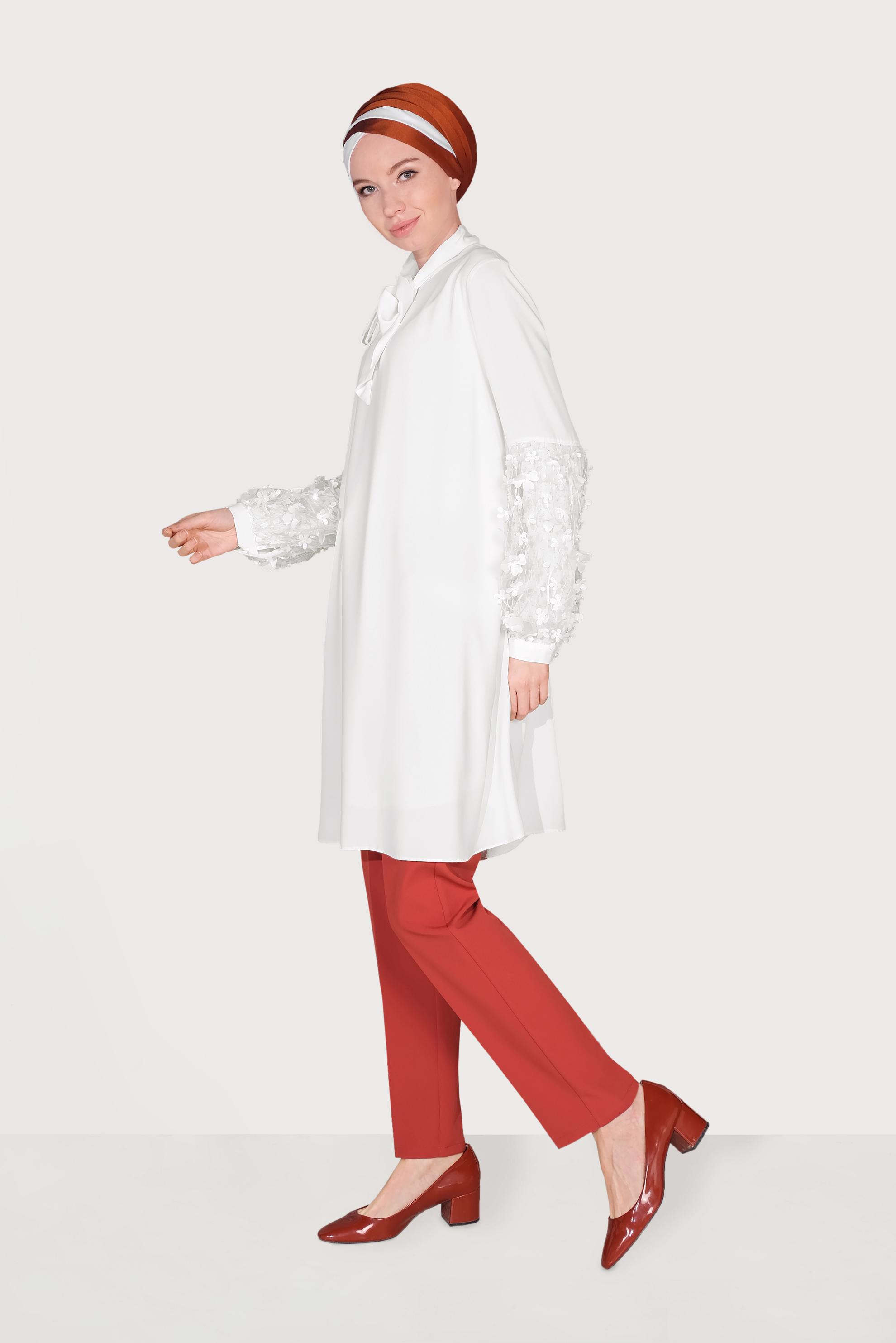 Tesettür giyim BEYAZ  ÜÇ BOYUTLU ÇİÇEK DETAYLI FİYONK YAKA TUNİK 40479 