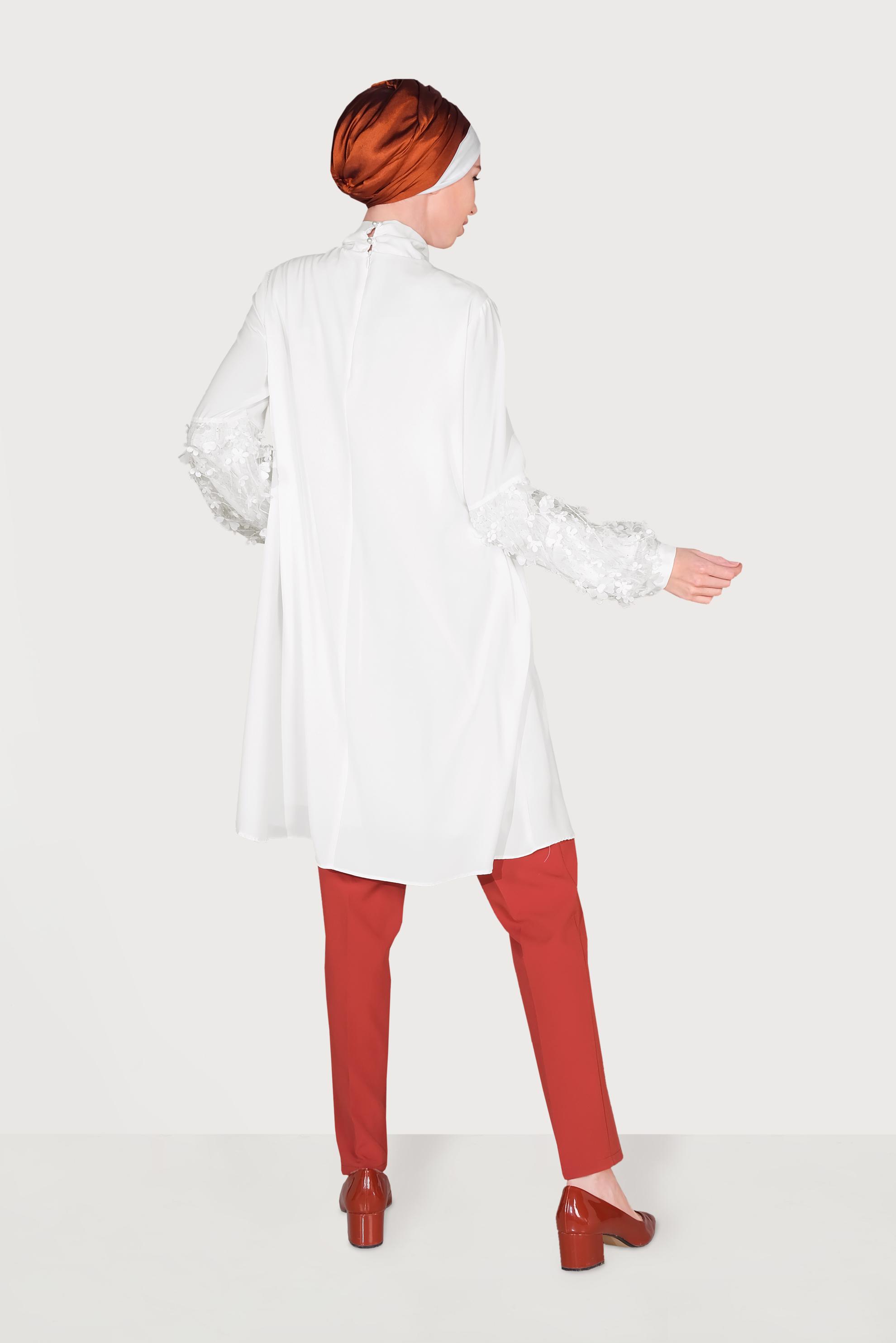 Tesettür giyim BEYAZ  ÜÇ BOYUTLU ÇİÇEK DETAYLI FİYONK YAKA TUNİK 40479 