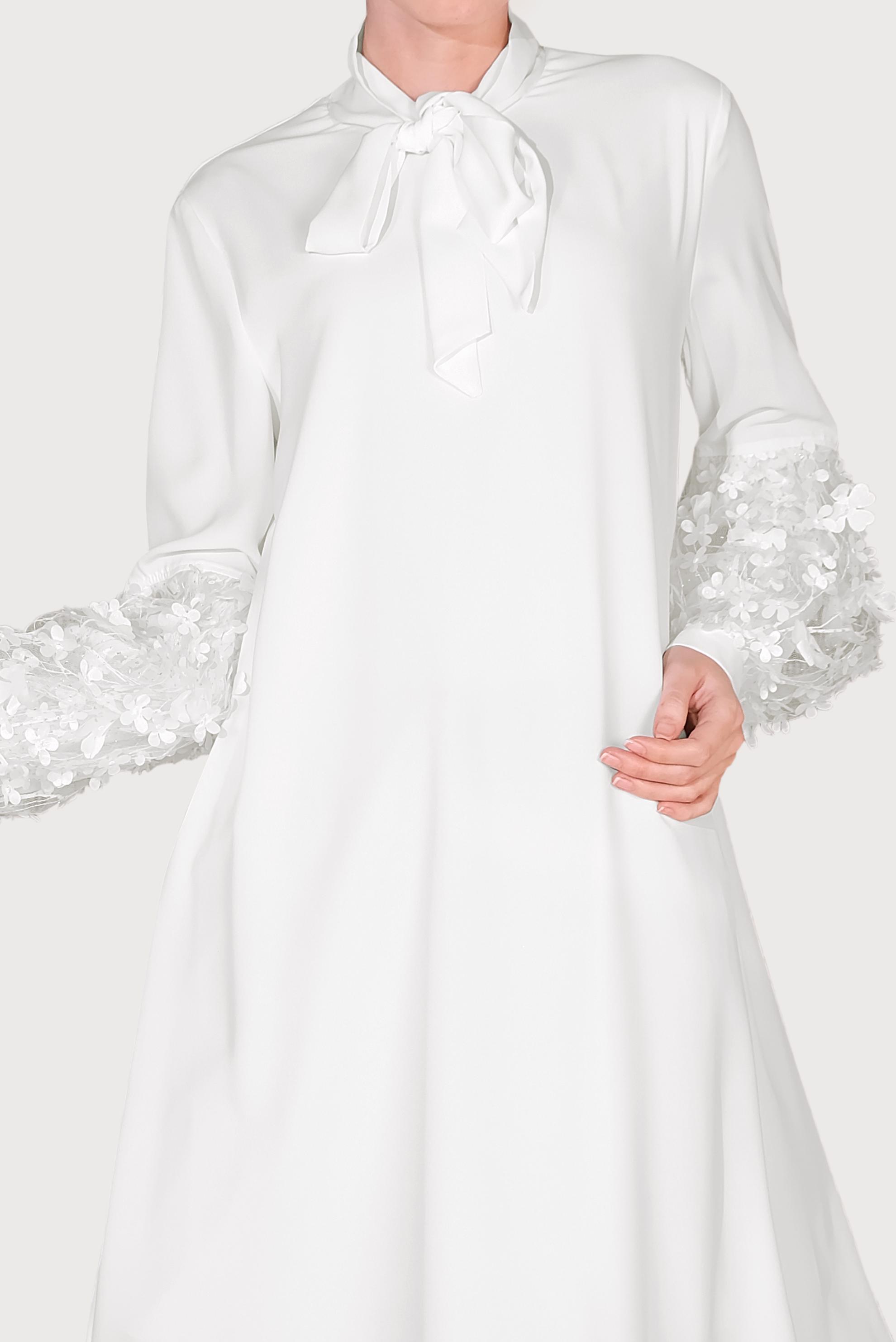 Tesettür giyim BEYAZ  ÜÇ BOYUTLU ÇİÇEK DETAYLI FİYONK YAKA TUNİK 40479 