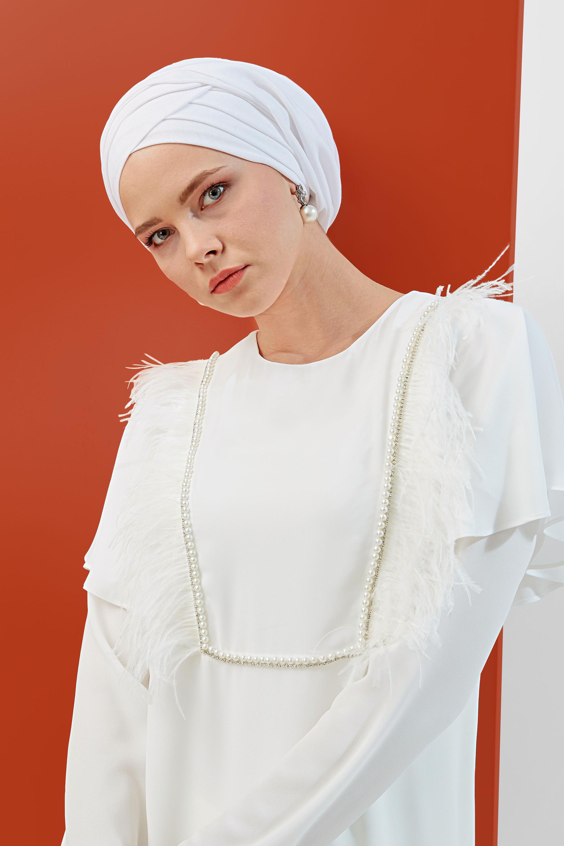 Tesettür giyim BEYAZ TÜY VE İNCİ DETAYLI TUNİK 40536