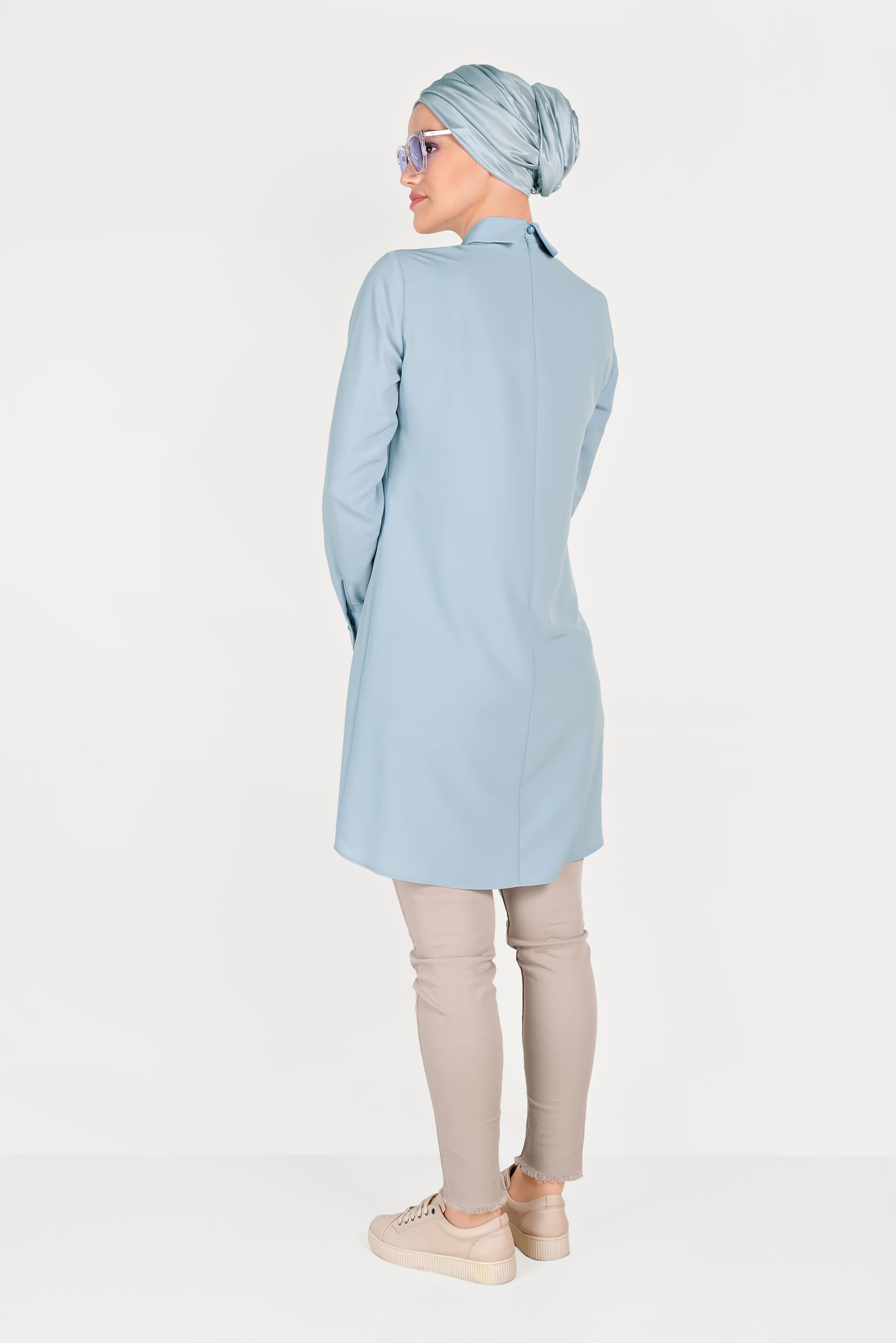 Tesettür giyim MAVİ YAKASI ZİNCİR BROŞ DETAYLI TUNİK 40657